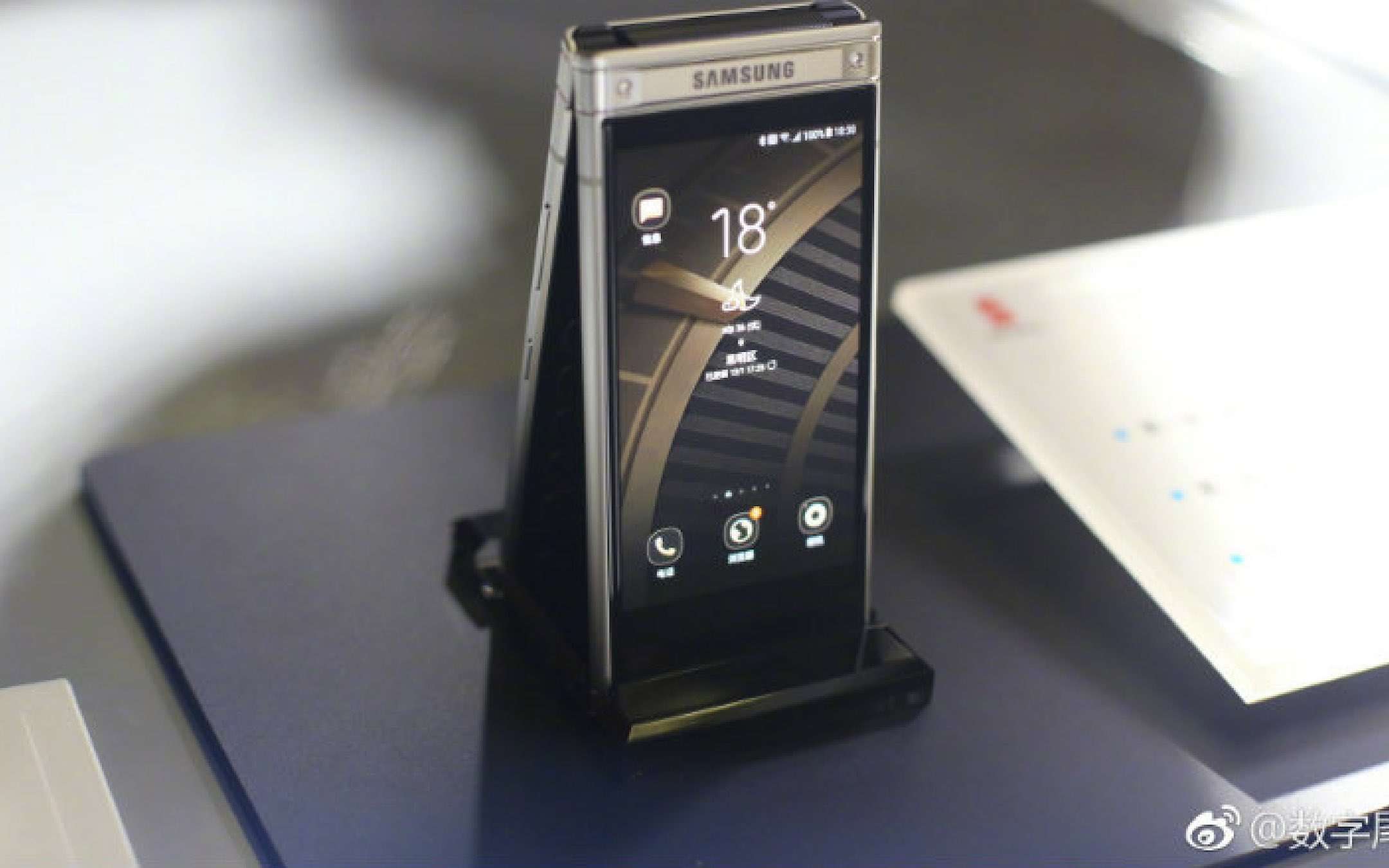 Samsung: nuovo smartphone a conchiglia in arrivo Samsung: nuovo smartphone a conchiglia in arrivo