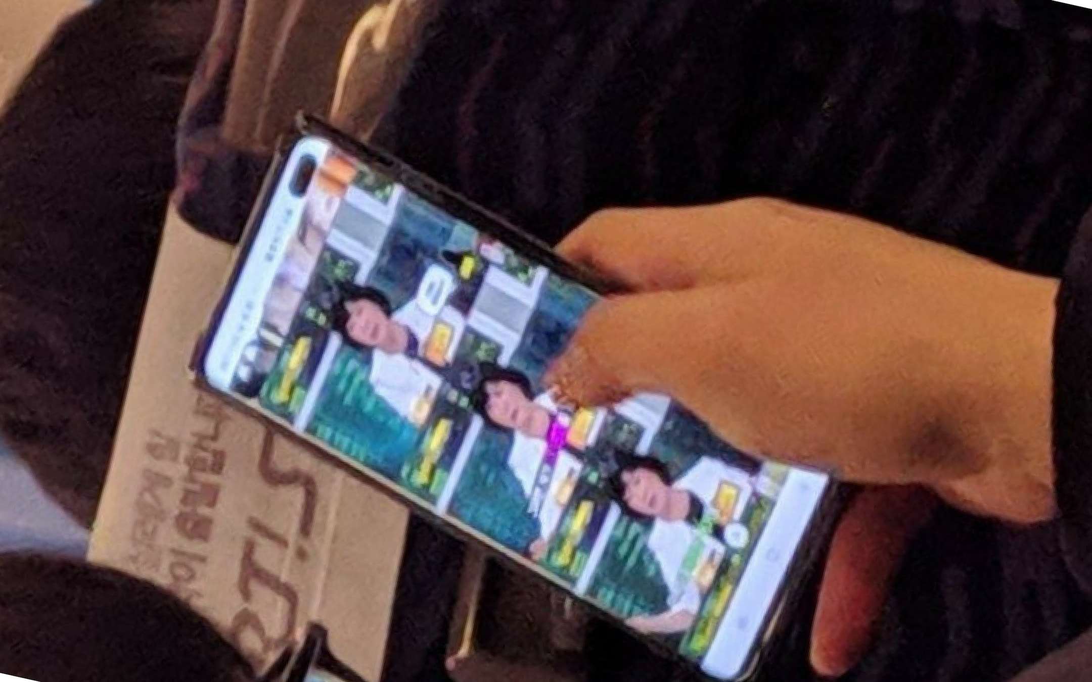 Galaxy S10+: nuova foto conferma display e camere Galaxy S10+: nuova foto conferma display e camere