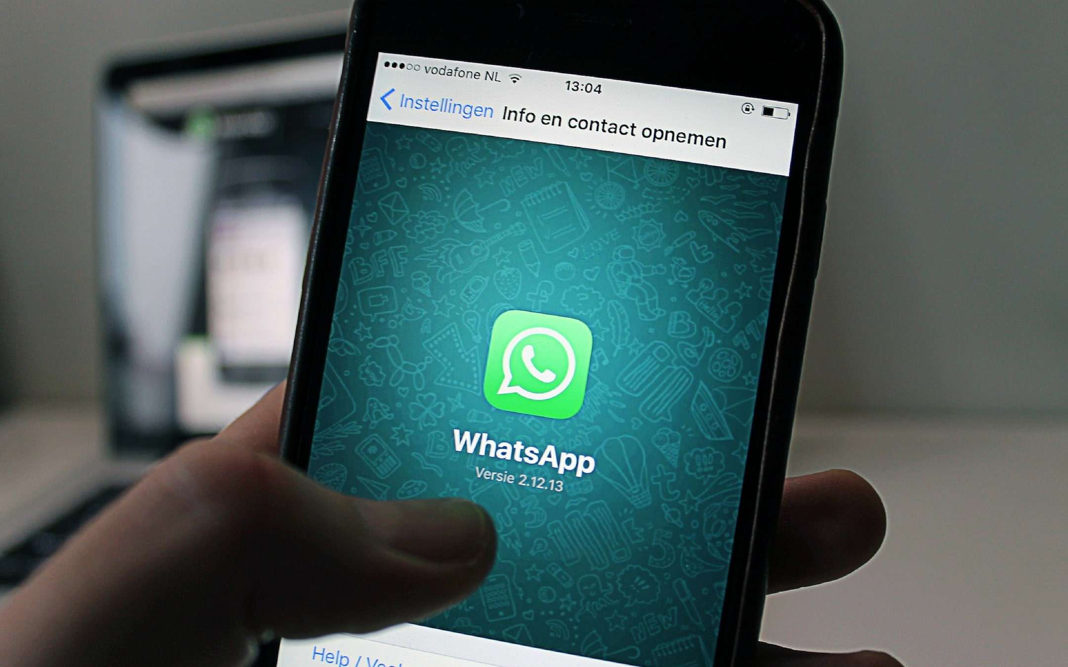 WhatsApp, inoltri limitati per fermare le fake news