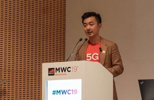 Carl Pei, co-fondatore di OnePlus, sul palco di un incontro organizzato da Qualcomm al MWC 2019