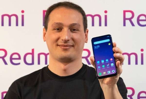 Davide Lunardelli, Marketing Manager di Xiaomi Technology, con il nuovo Redmi Note 7