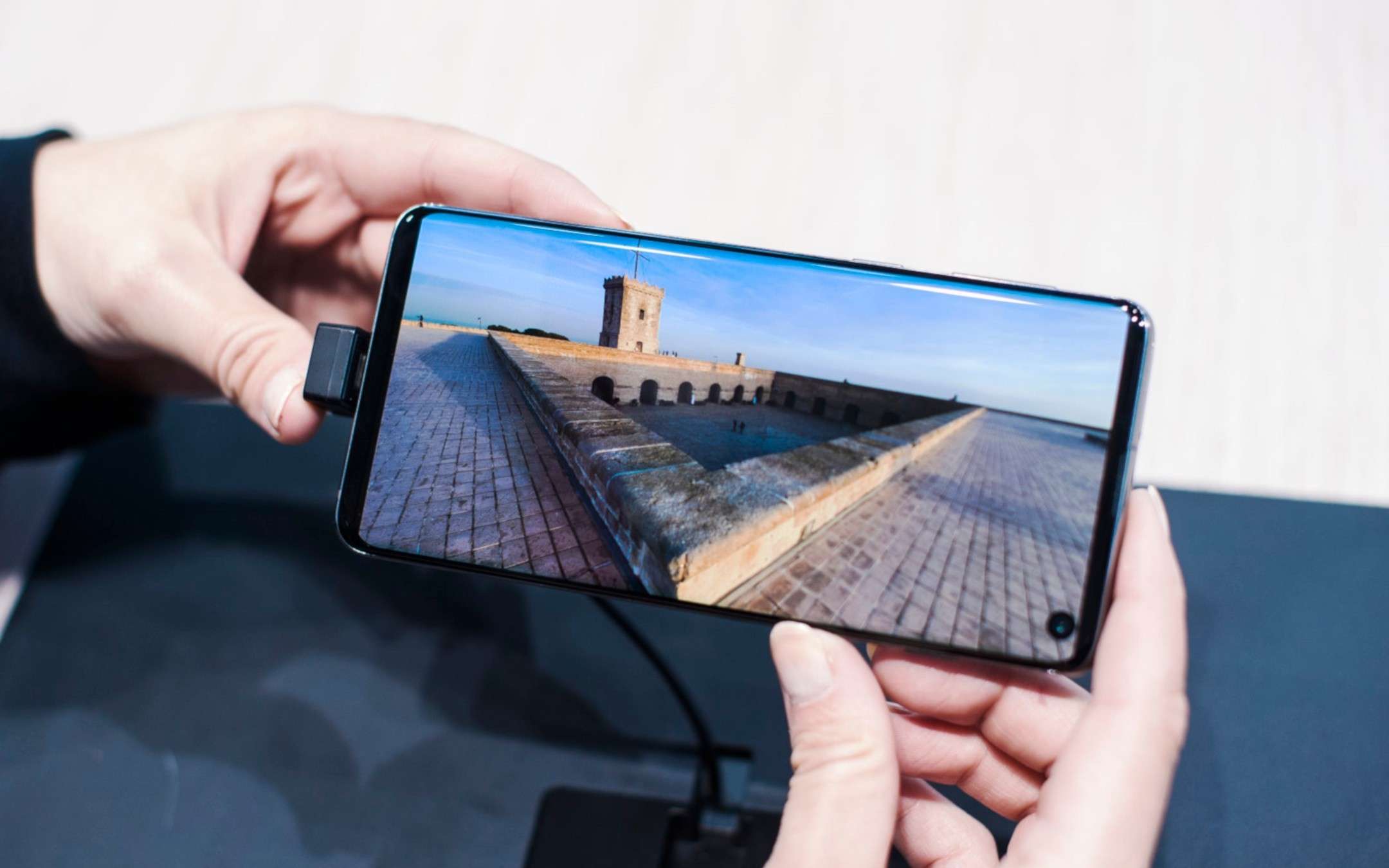 Samsung: nel futuro smartphone 100% schermo