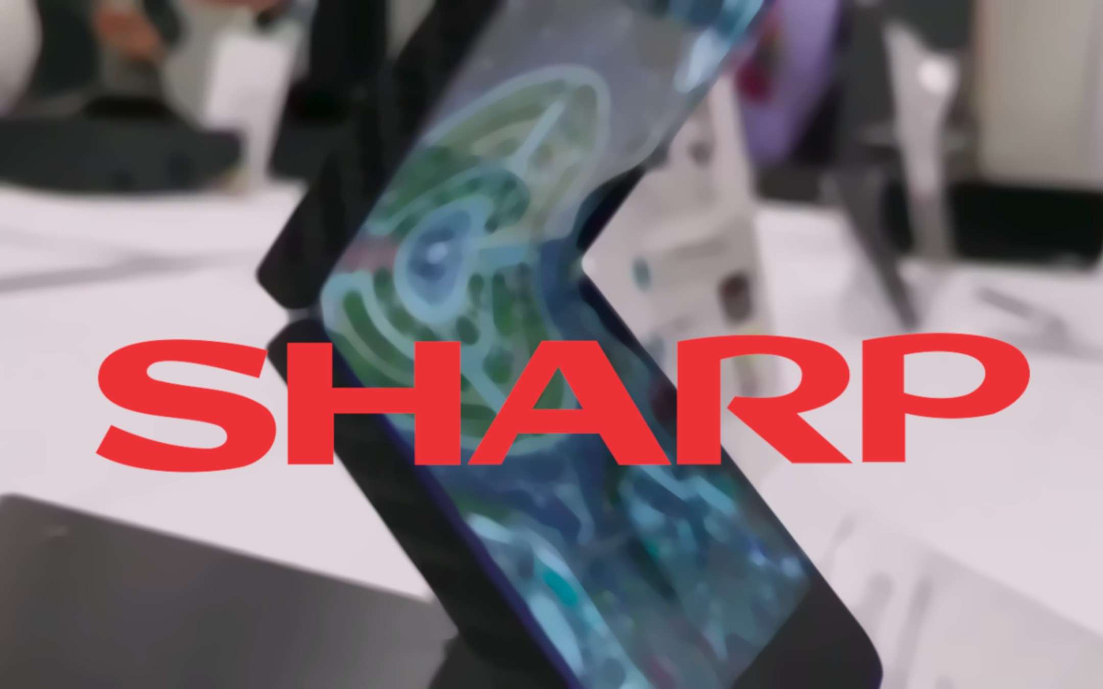 Sharp: ecco lo smartphone pieghevole verticale