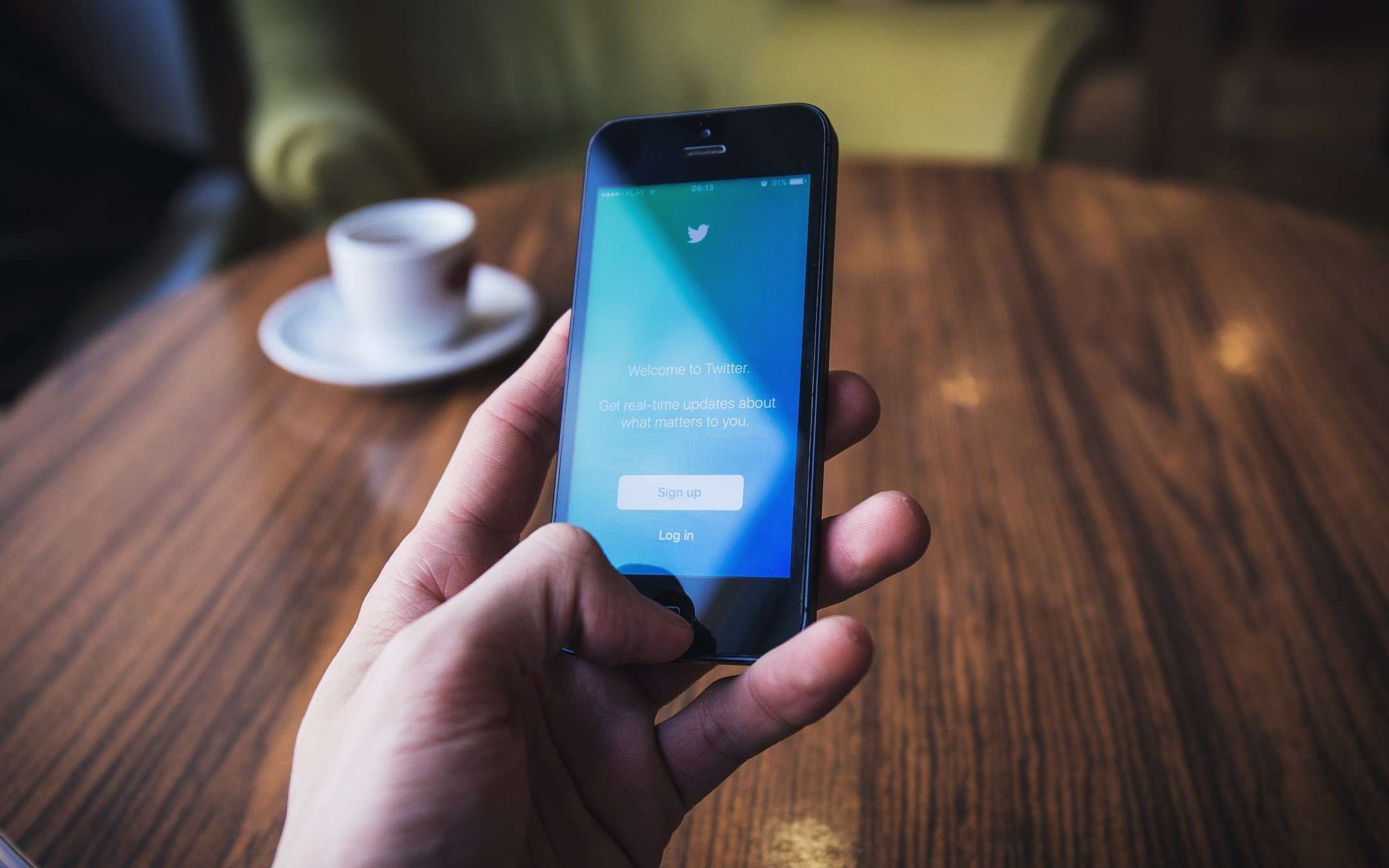 Twitter testa swipe-to-like e dark mode su Android