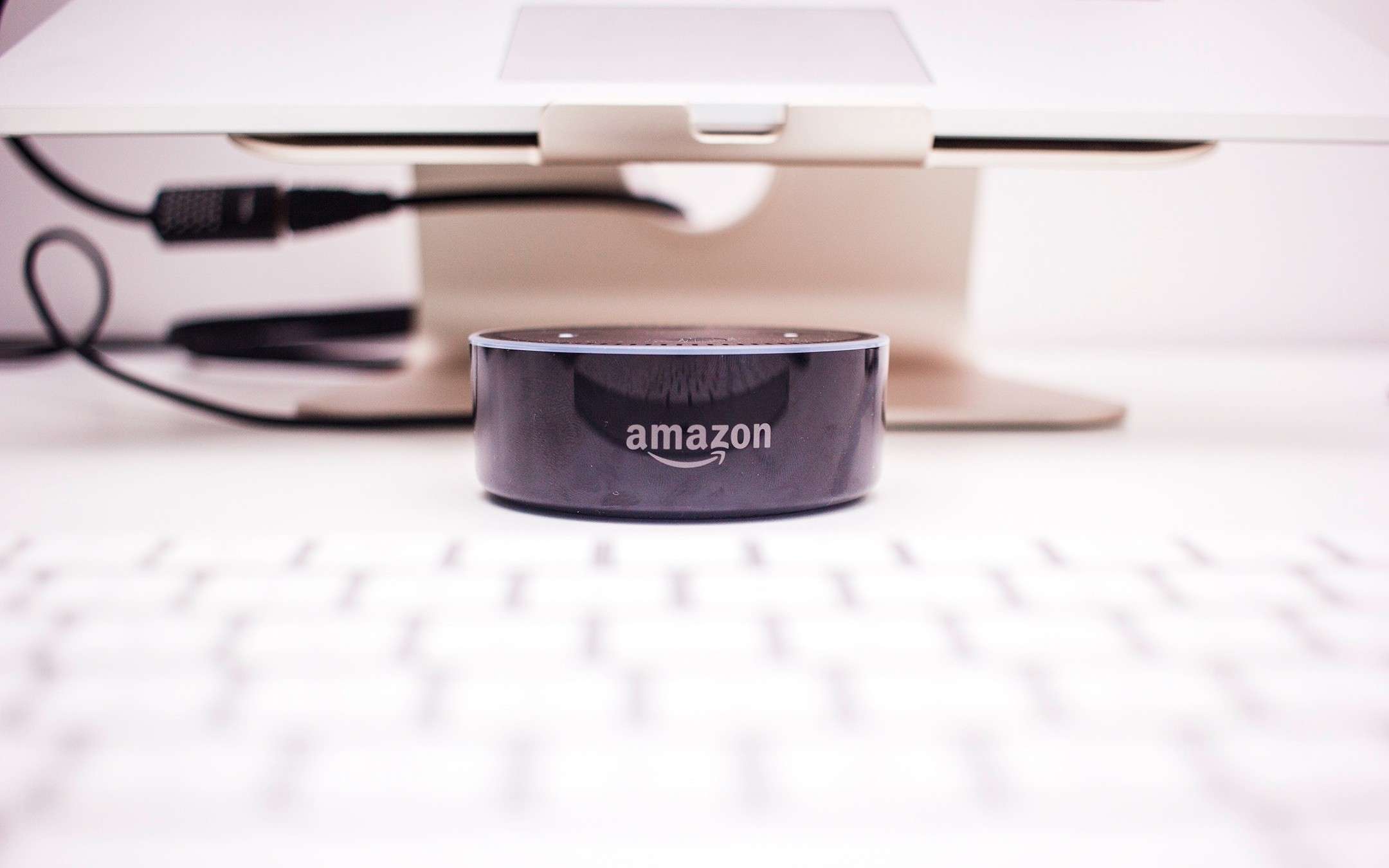 Amazon sfida Apple con il primo wearable di Alexa