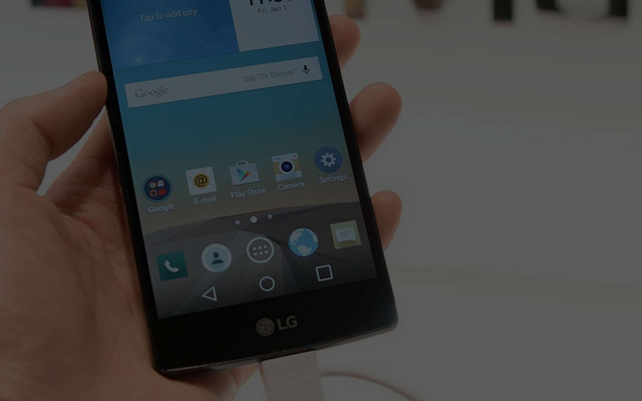LG brevetta smartphone con 3 selfie camera