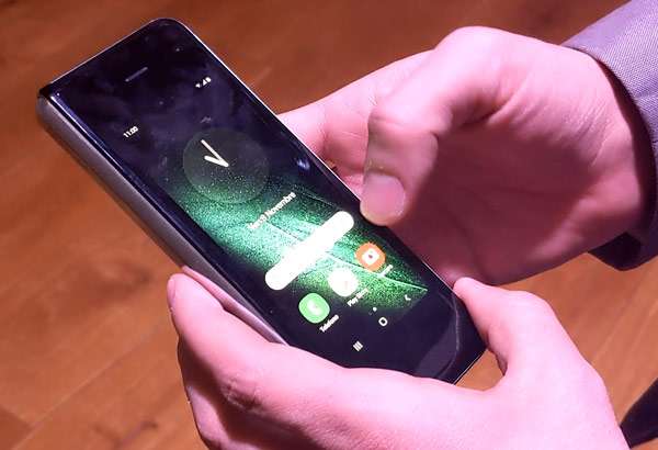 Samsung Galaxy Fold nella sua configurazione "chiusa"