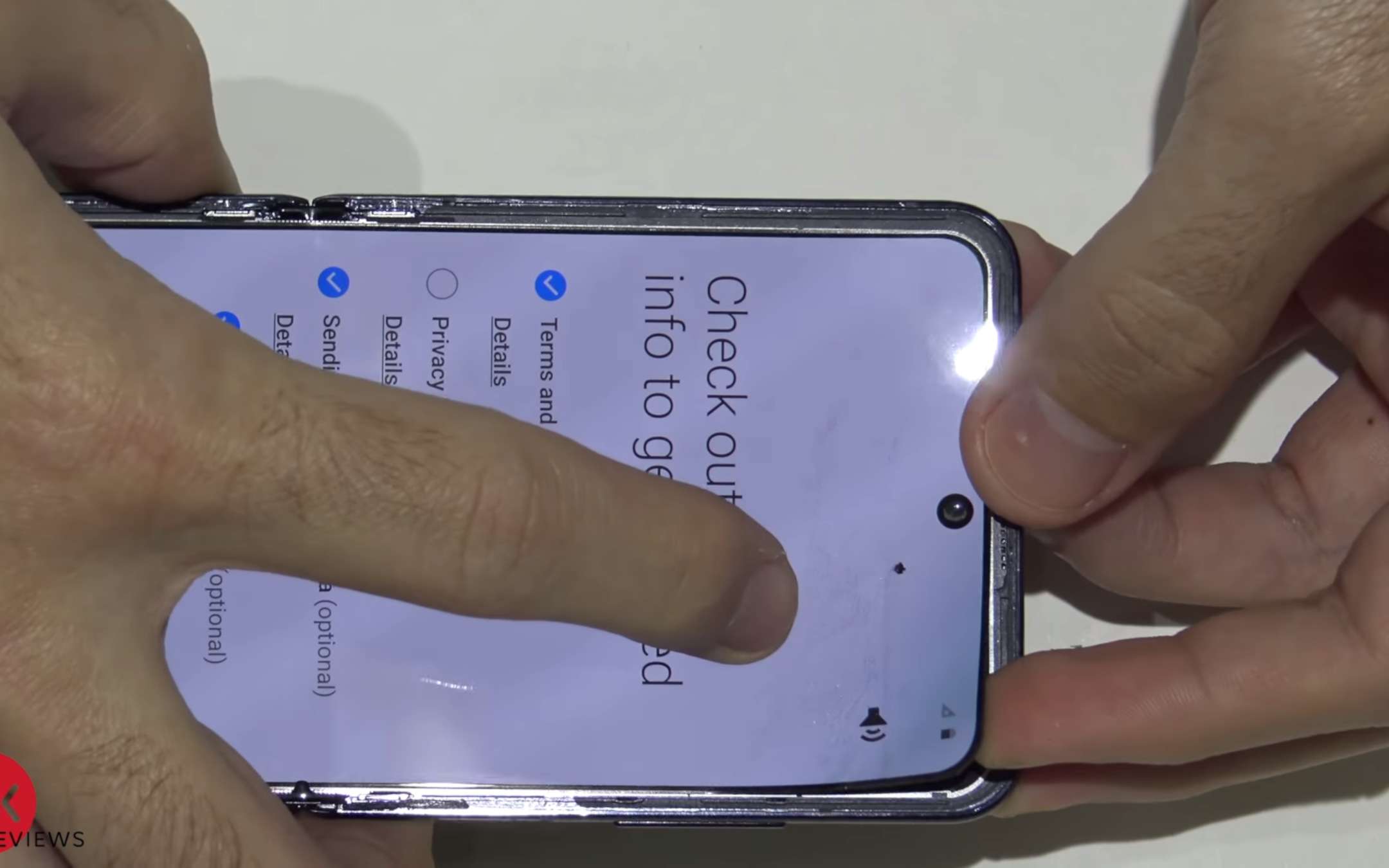 Galaxy Z Flip: perché c'è la pellicola protettiva