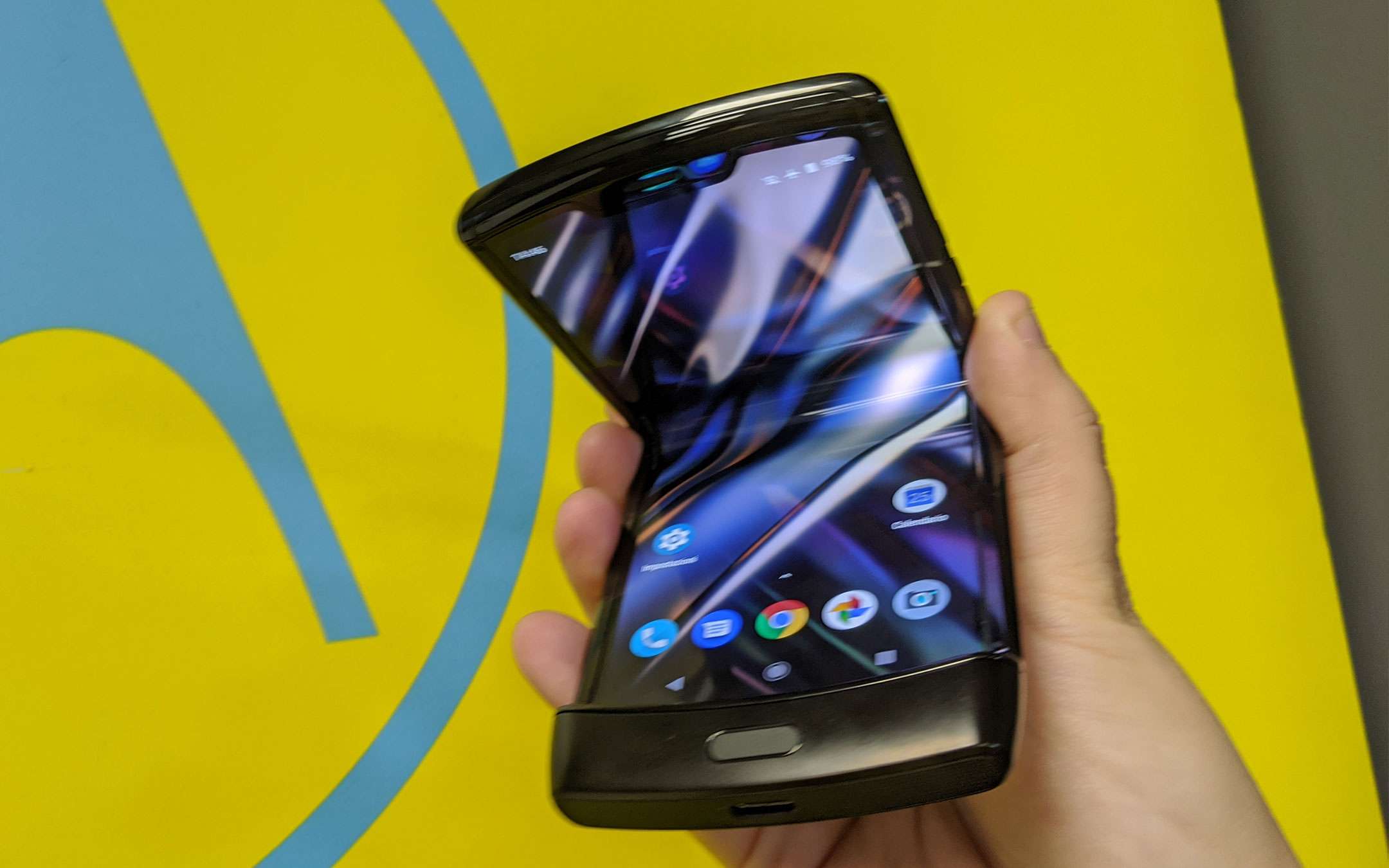Motorola razr è stato torturato, davvero (VIDEO) Motorola razr è stato torturato, davvero (VIDEO)