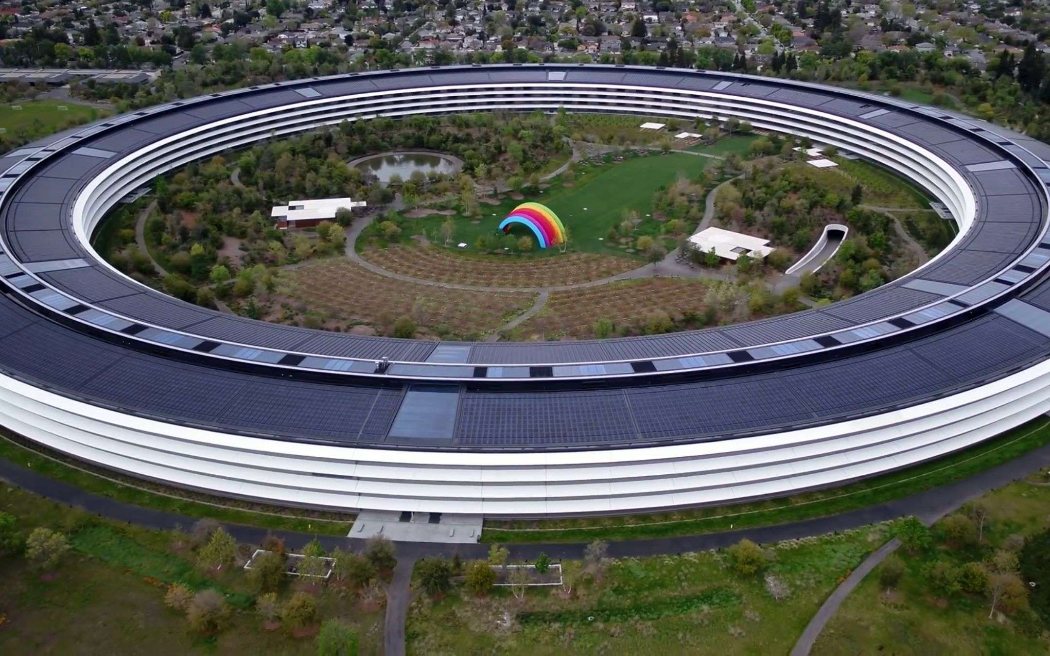 Un drone mostra l’Apple Park Campus vuoto (VIDEO)