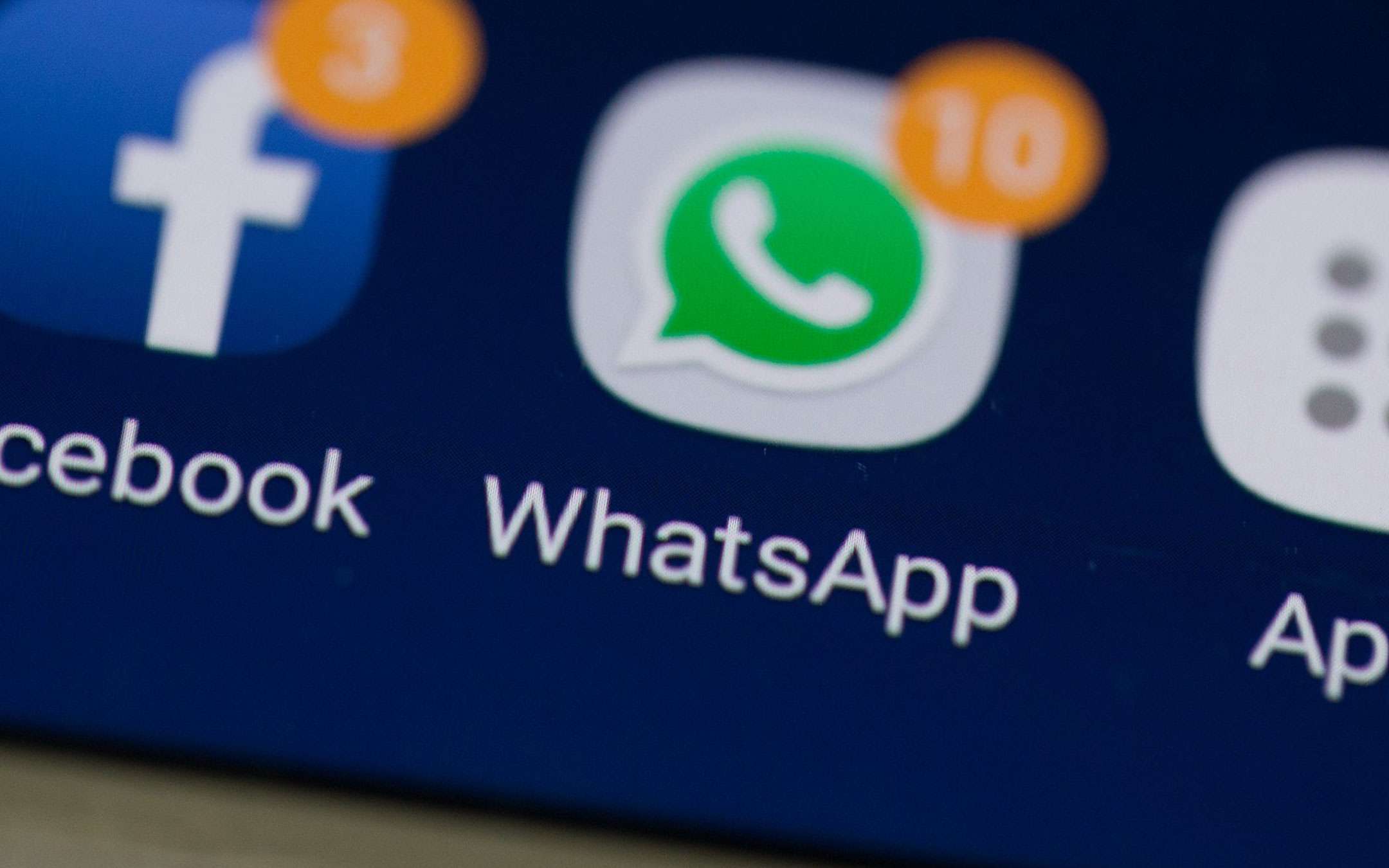 Coronavirus: WhatsApp e Facebook potrebbero cedere