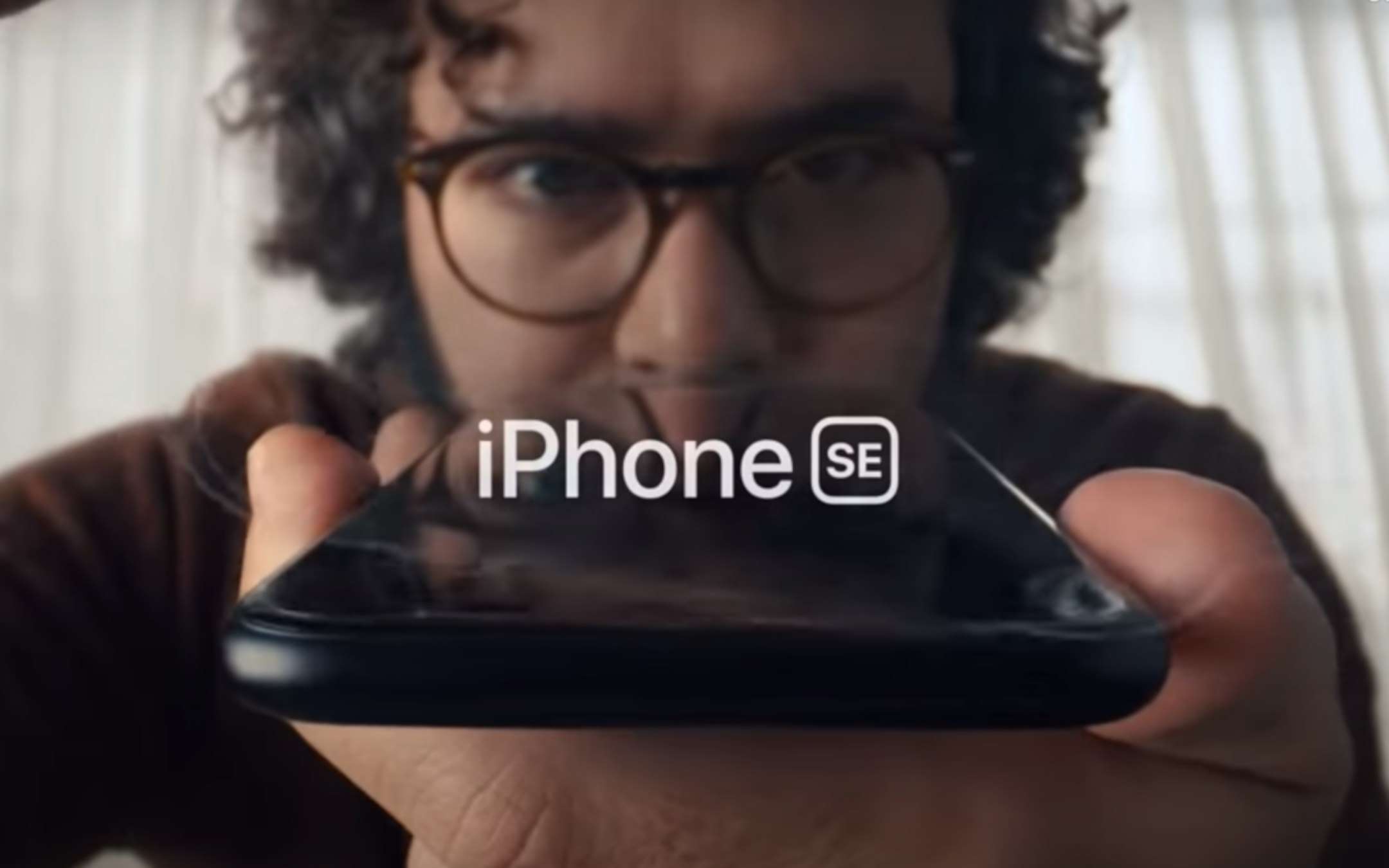 iPhone SE staccare la pellicola dà soddisfazione