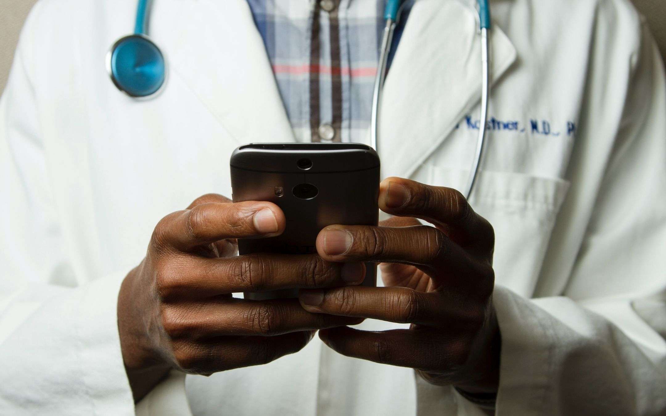 Tracciamento contagi: come arriverà su smartphone Tracciamento contagi: come arriverà su smartphone