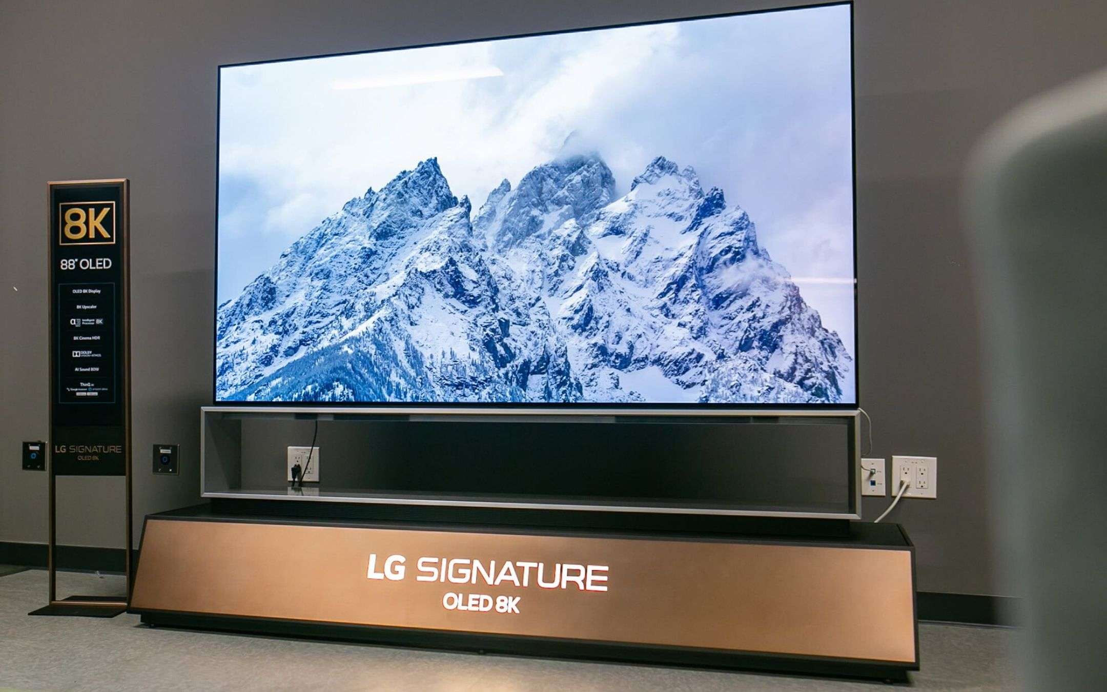 LG lancia la TV OLED più grande del mondo