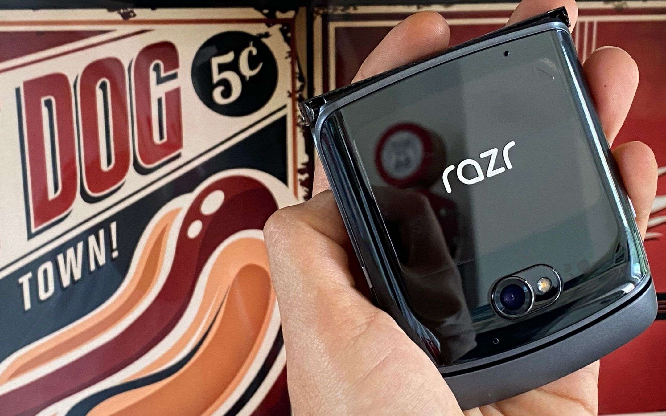 Motorola Razr 5G: il nostro unboxing (FOTO)