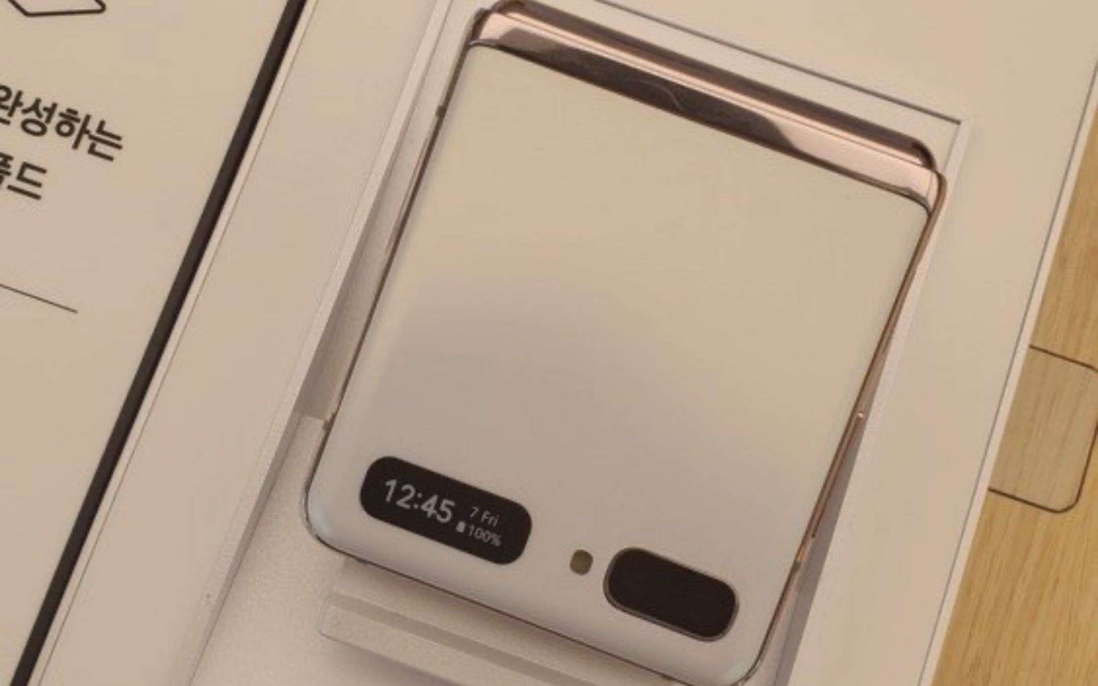 Galaxy Z Flip 5G: eccolo in Mystic White (FOTO)