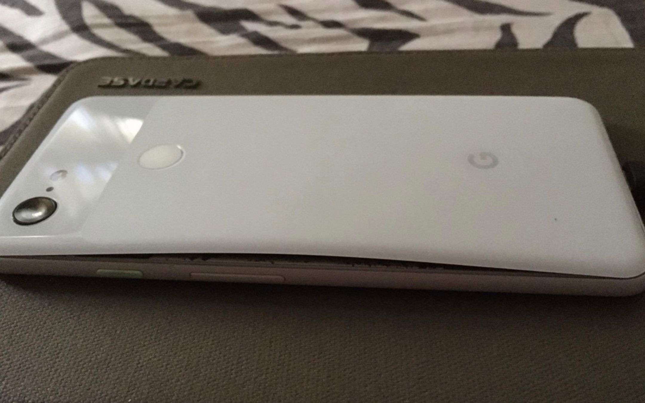 Pixel 3: i proprietari segnalano batterie gonfie Pixel 3: i proprietari segnalano batterie gonfie