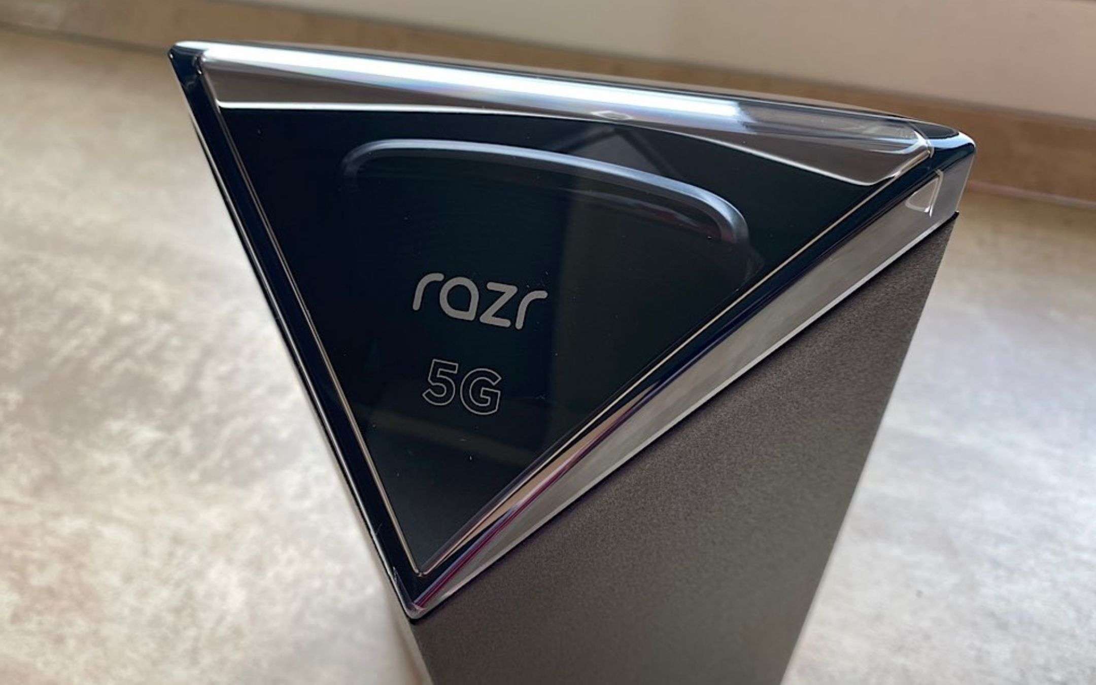 Razr 5G: Amazon apre le confezioni, per sicurezza