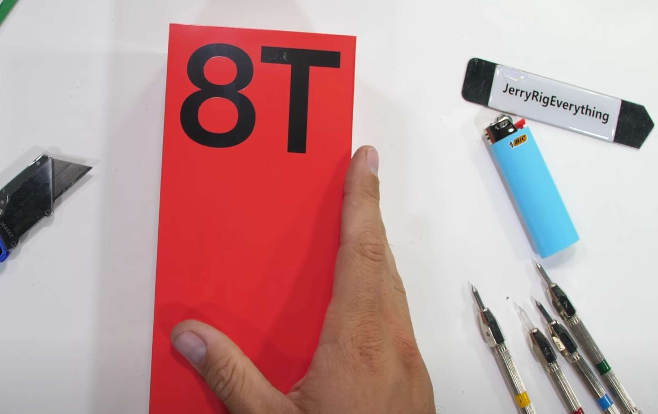 OnePlus 8T torturato da JerryRigEverything