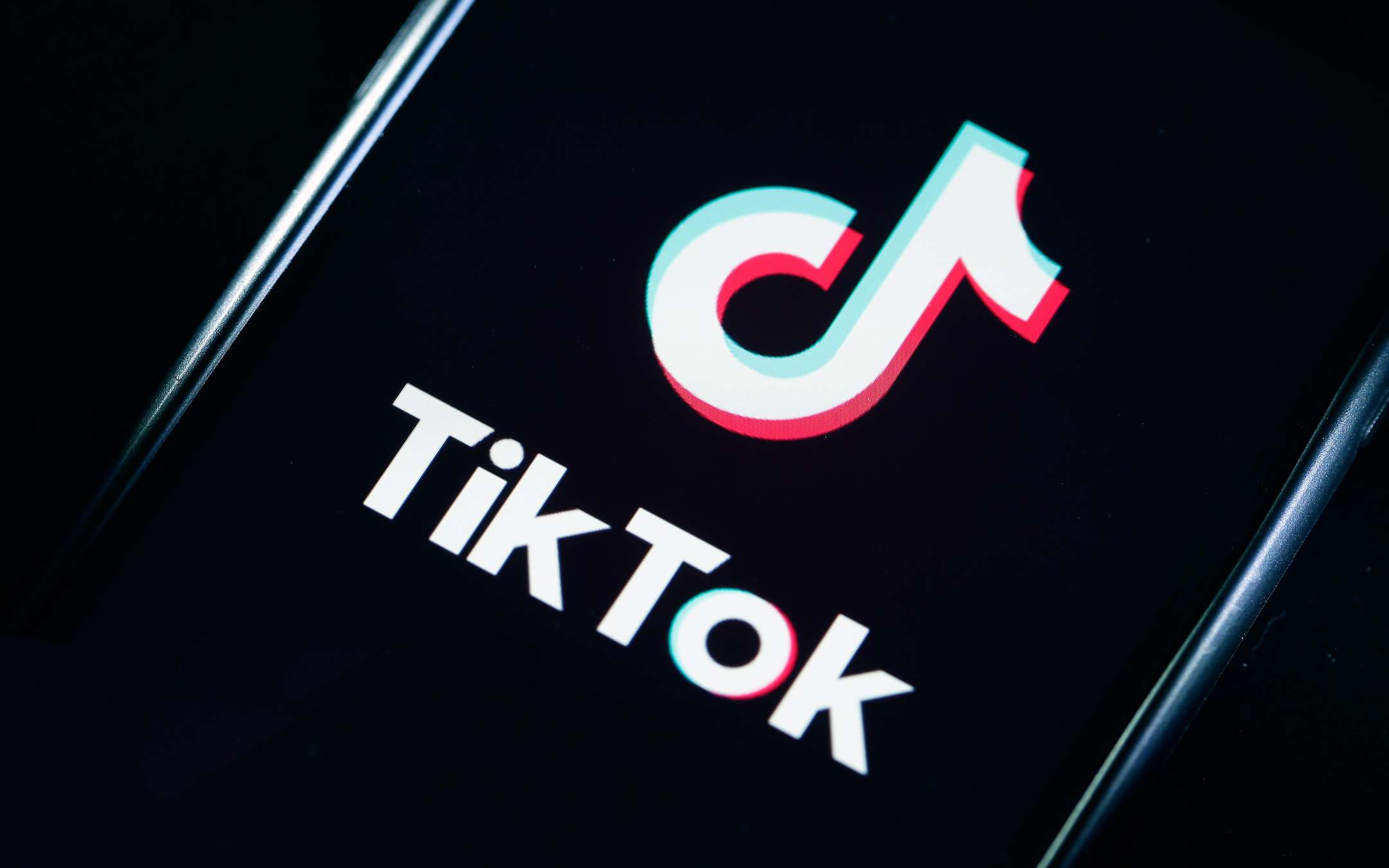 TikTok, per i 13-15enni il profilo diventa privato