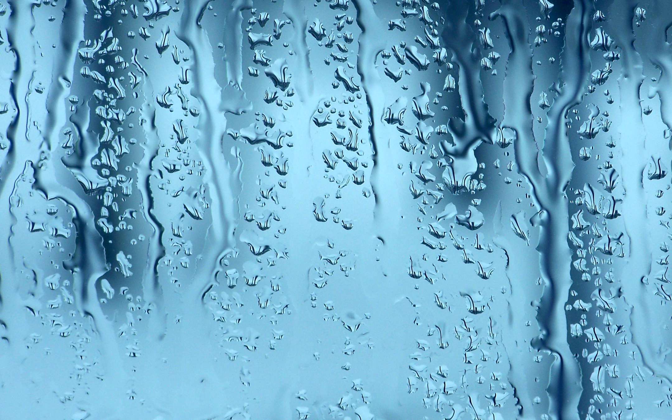 В стене капает вода. Капли на стекле. Мокрое стекло. Капли дождя на окне. Капли воды стекают.