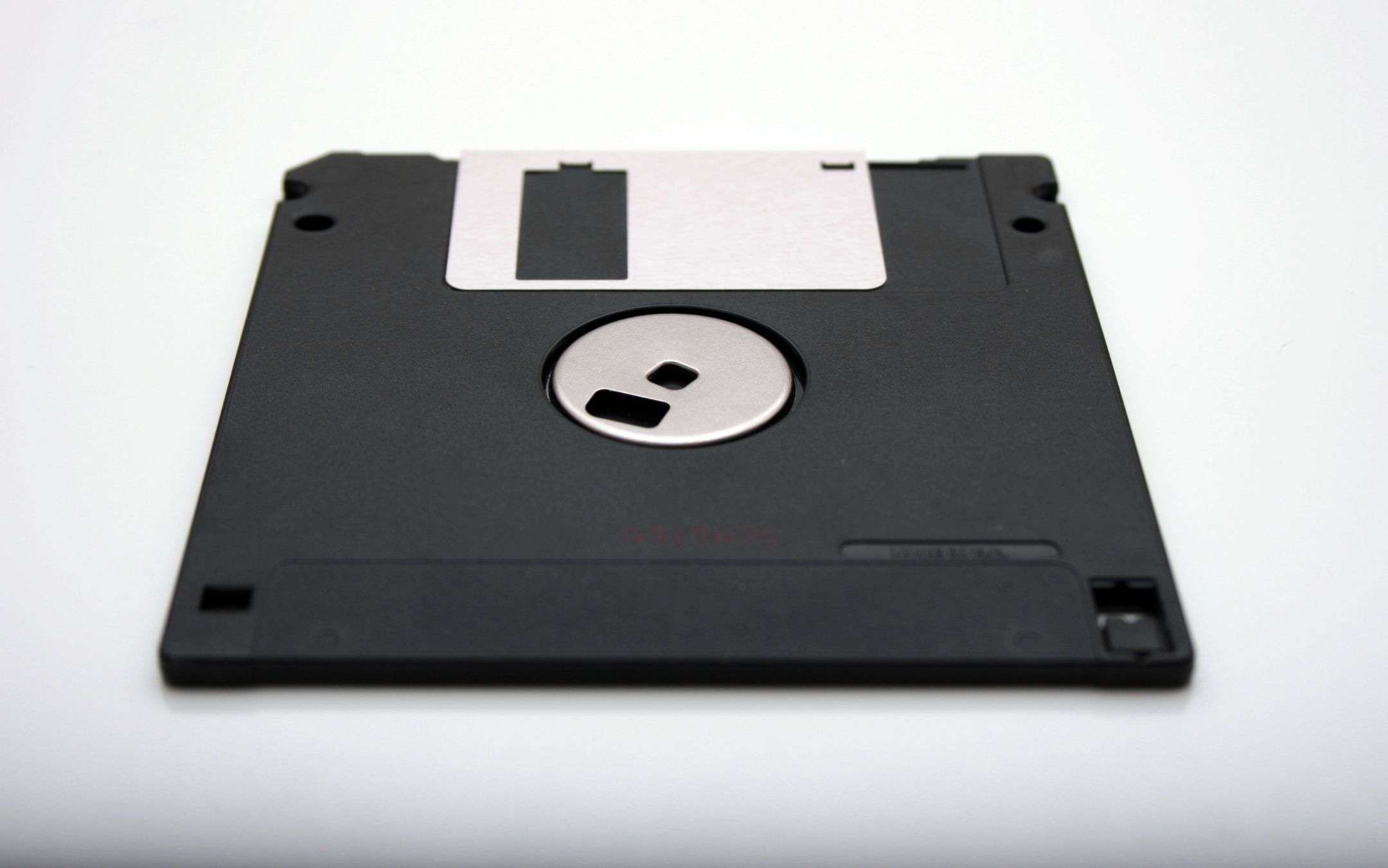 iPhone può leggere floppy disk e CD (VIDEO)