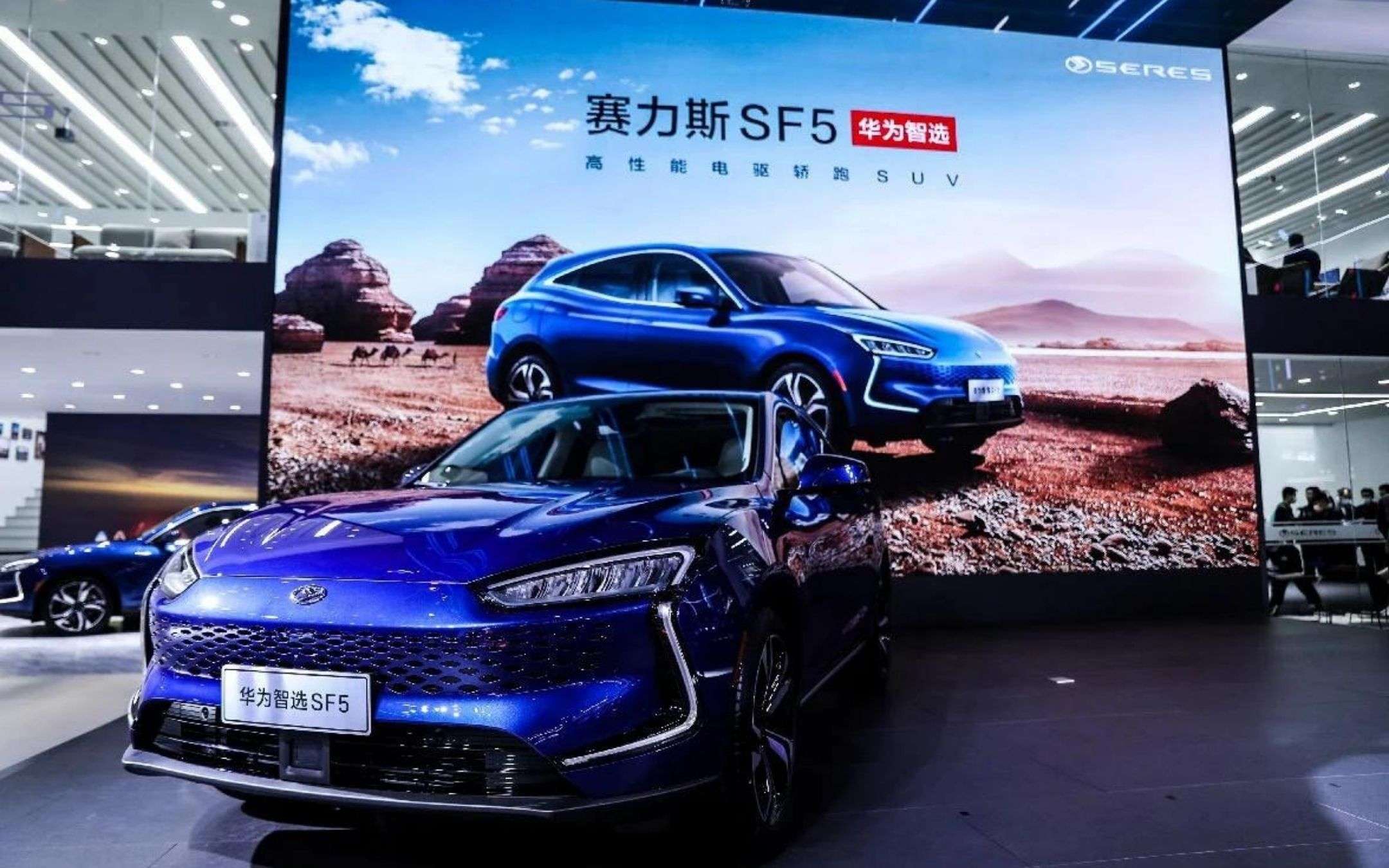 Huawei: venderà auto da 200 store proprietari