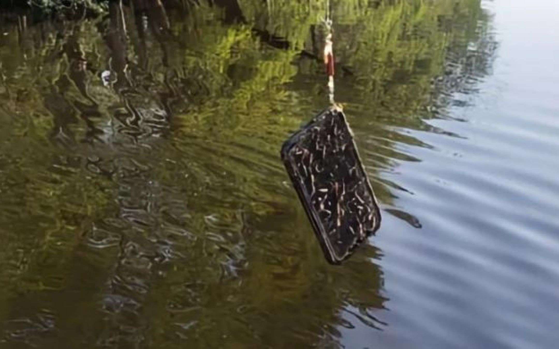 La storia dell'iPhone pescato in fondo ad un fiume La storia dell'iPhone pescato in fondo ad un fiume