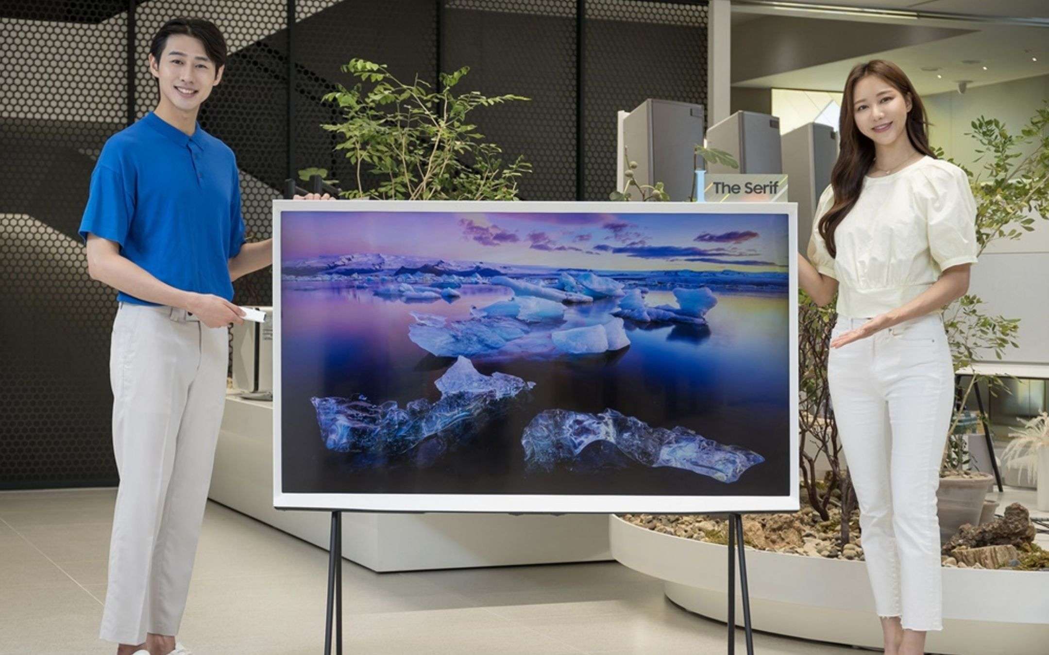 Samsung The Serif TV: ecco la versione da 65 pollici