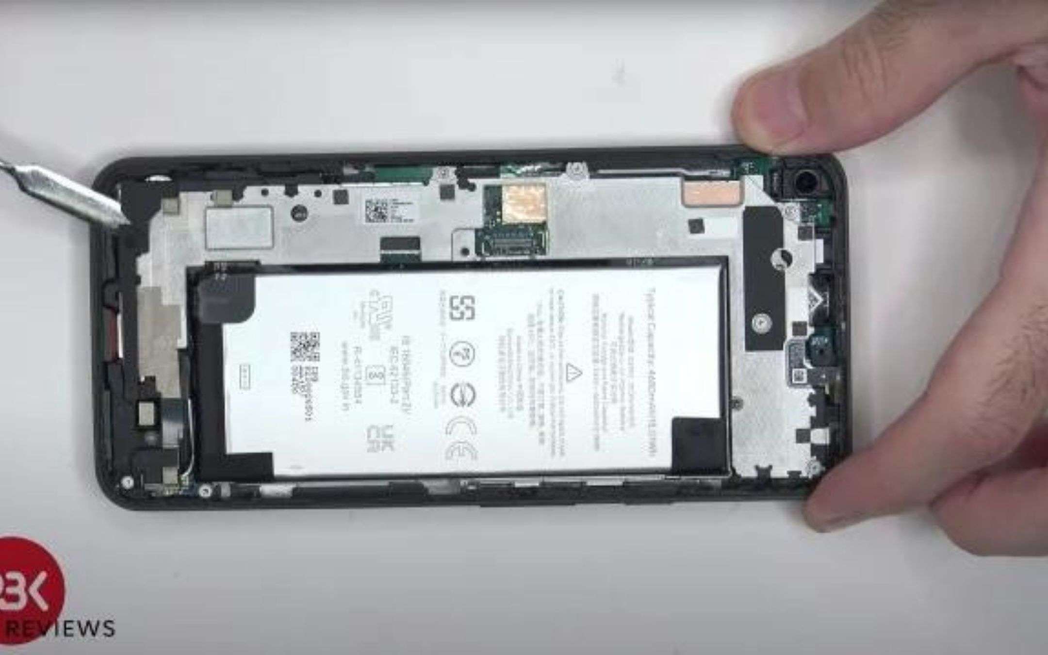 Google Pixel 5a 5G: lo smontaggio rivela GROSSE sorprese Google Pixel 5a 5G: lo smontaggio rivela GROSSE sorprese