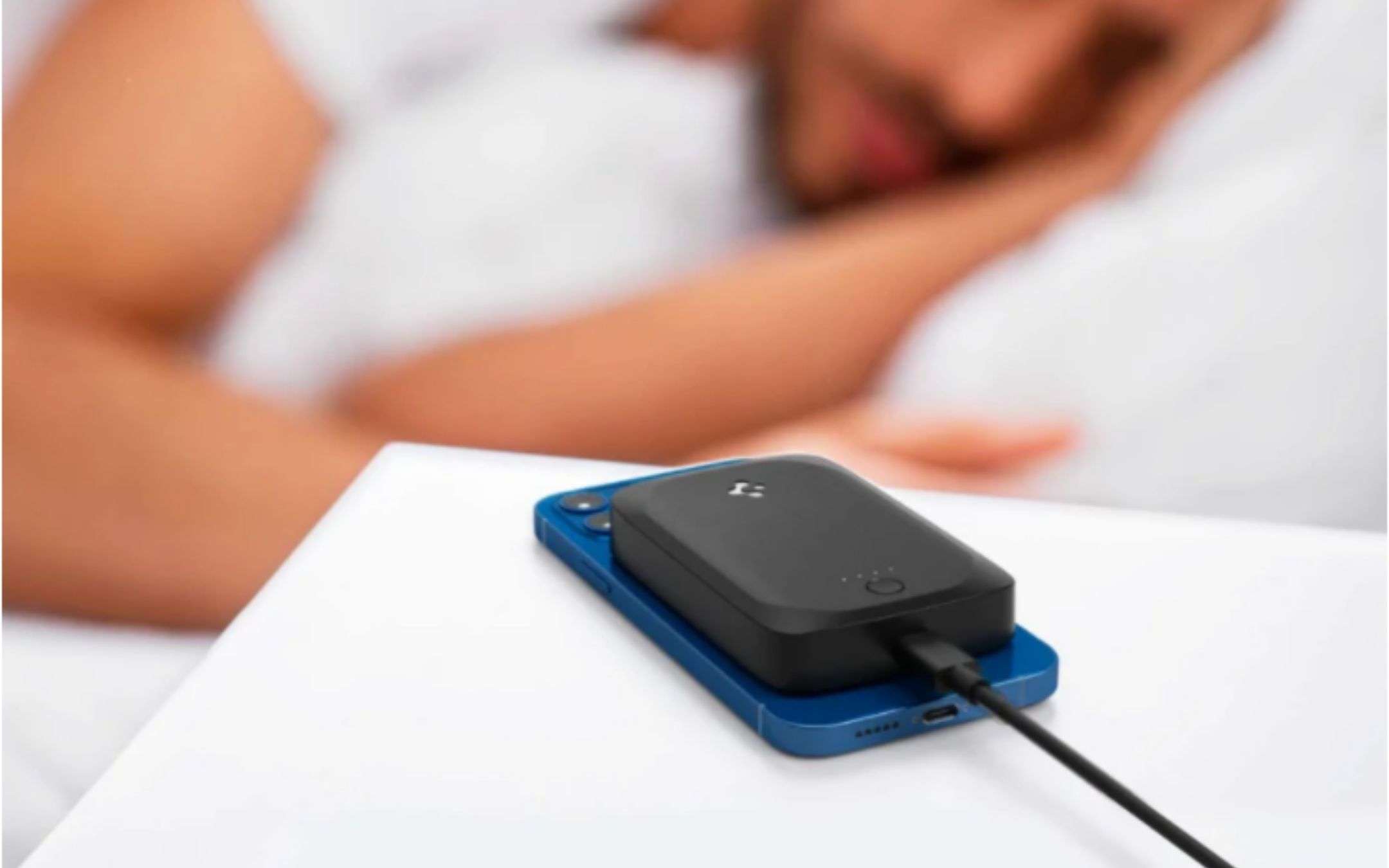 iPhone 13: ecco il powerbank MagSafe di Spigen iPhone 13: ecco il powerbank MagSafe di Spigen
