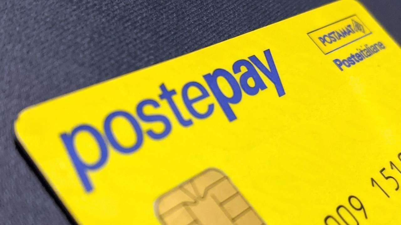 PostePay, addebiti non autorizzati: come chiedere il rimborso