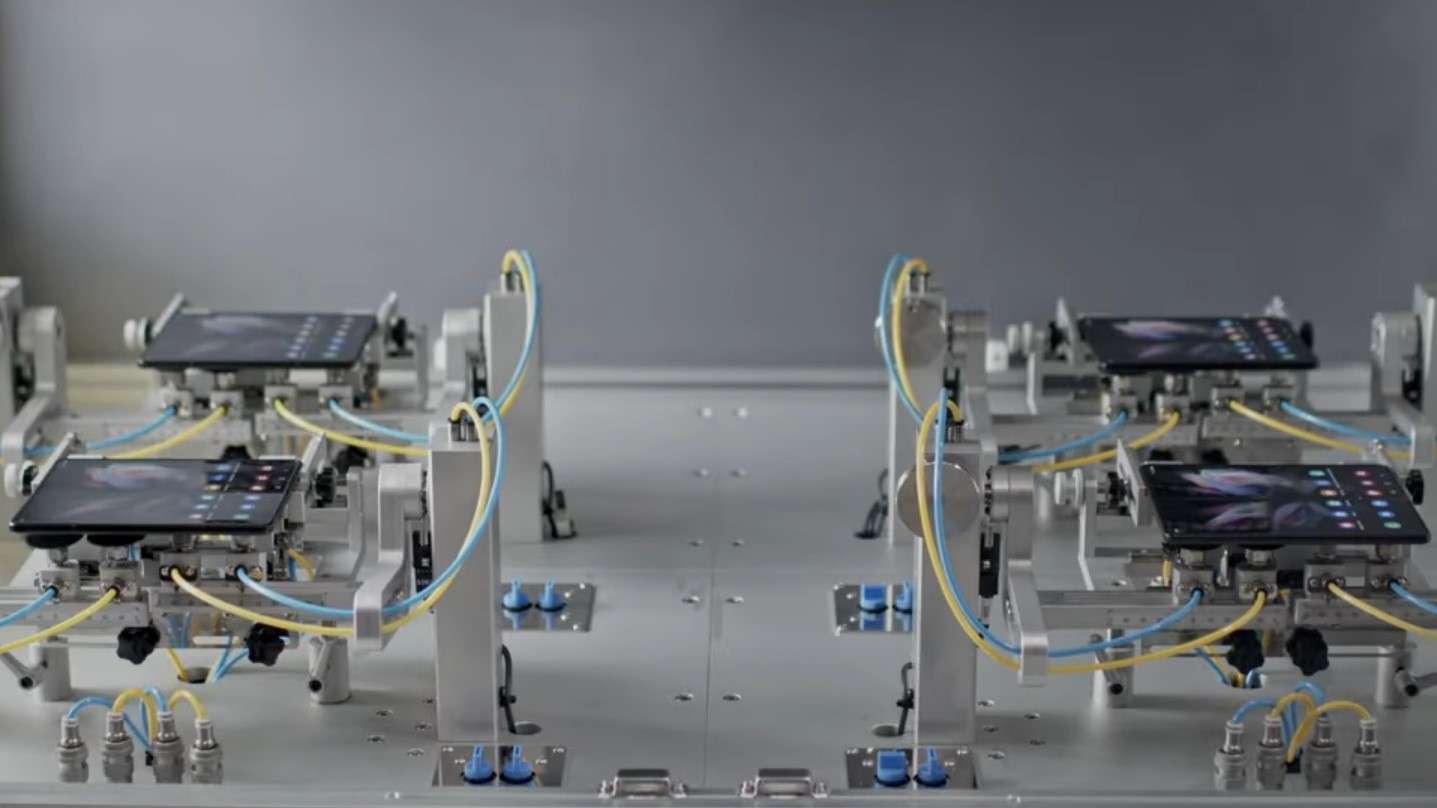 Samsung tortura i suoi Galaxy Z Fold3 e Z Flip3 per testarne la resistenza