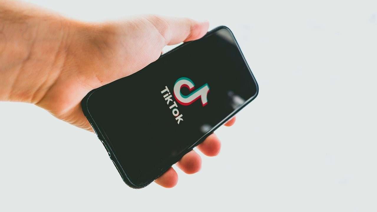 TikTok: pugno duro contro challenge pericolose e bufale