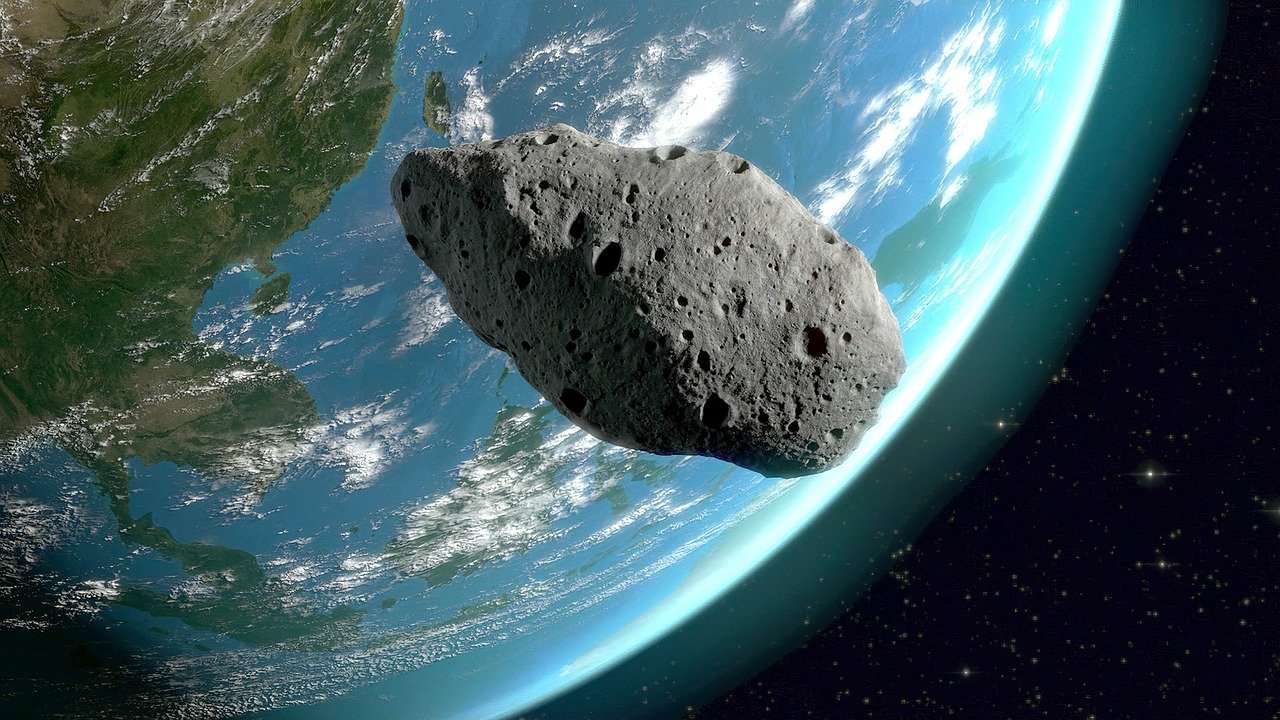 Un enorme asteroide si avvicina alla Terra: è grande quanto la Torre Eiffel Un enorme asteroide si avvicina alla Terra: è grande quanto la Torre Eiffel
