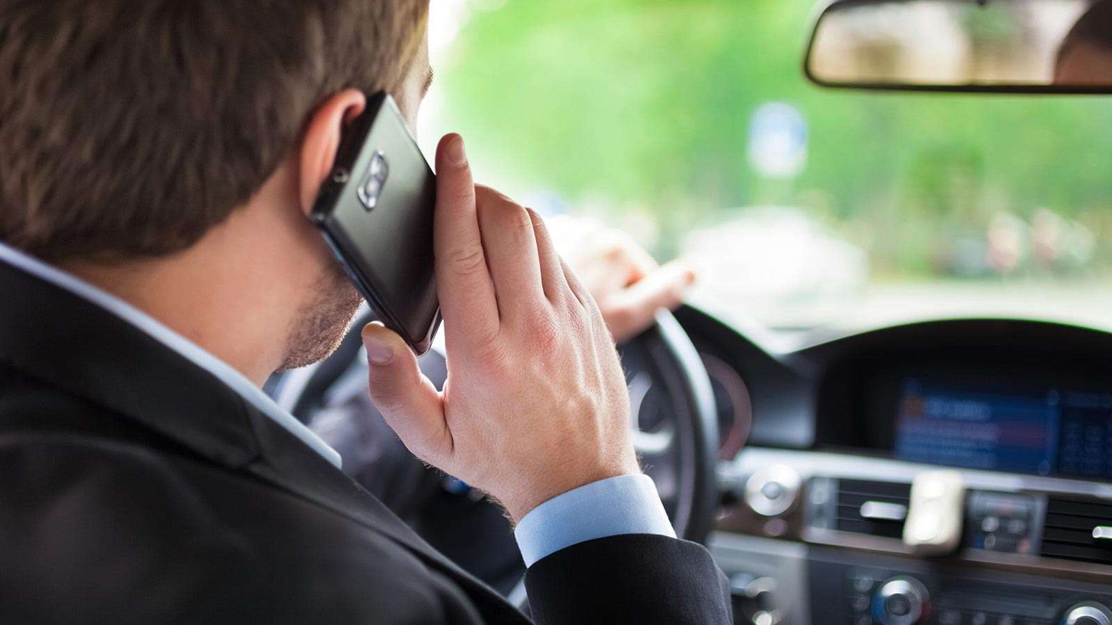 Codice della Strada: cosa rischia chi usa lo smartphone alla guida
