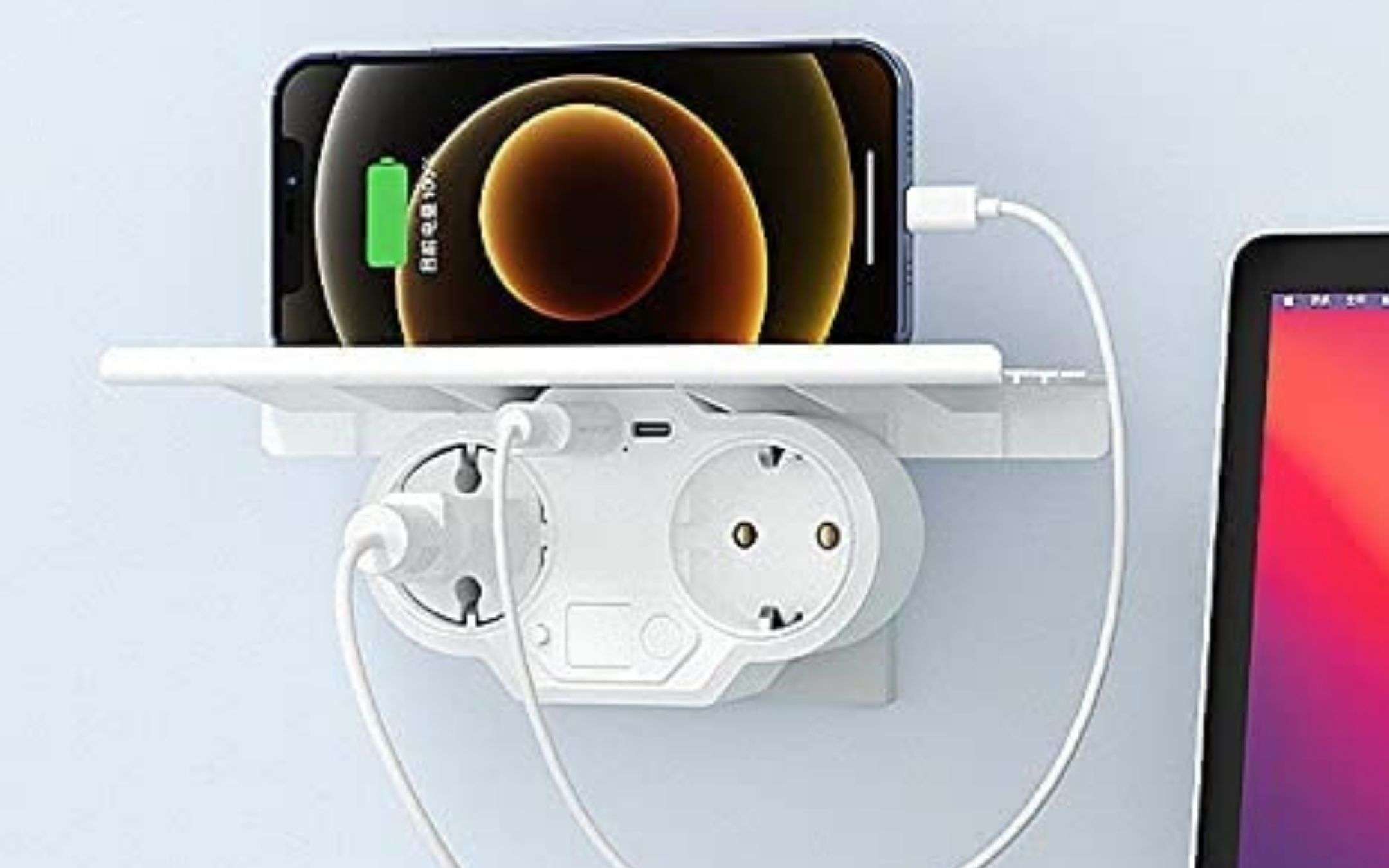 Una multipresa con mensola UNICA: mai vista così (16€)