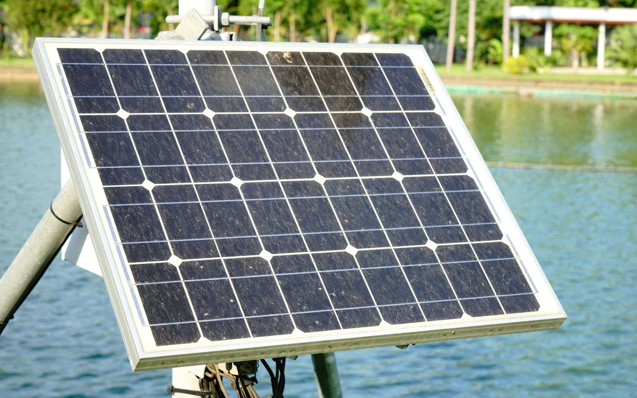 Pannello Solare 100W con regolatore a 92€: su Amazon è FOLLIA