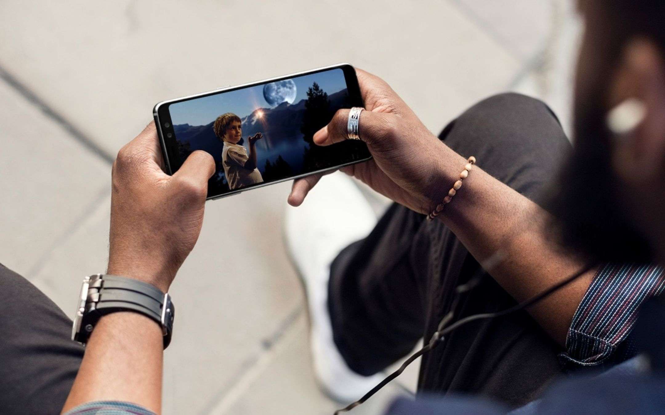 Samsung aggiorna questo smartphone di quattro anni fa: i dettagli
