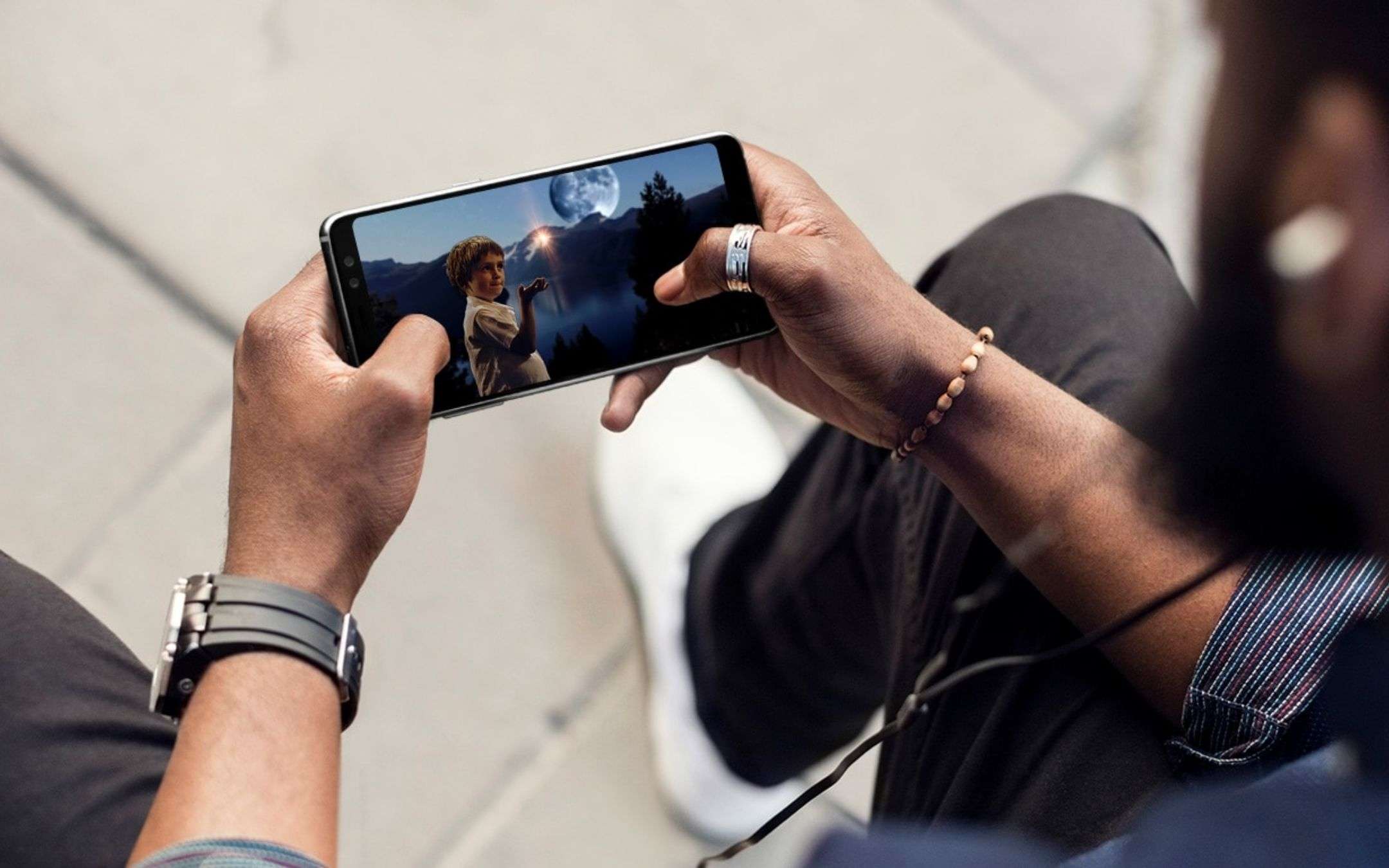 Samsung aggiorna questo smartphone di quattro anni fa: i dettagli Samsung aggiorna questo smartphone di quattro anni fa: i dettagli