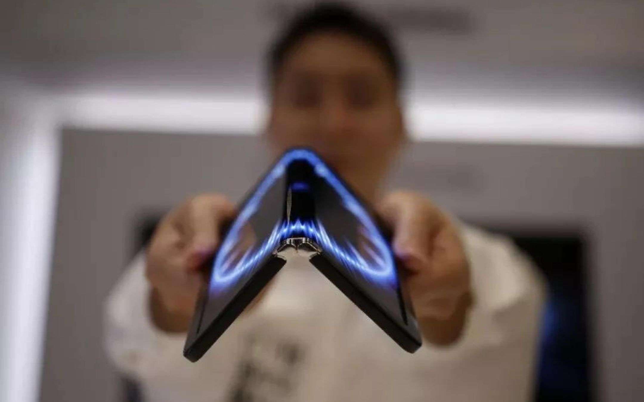 Questo è il primo smartphone foldable che si piega a 360° Questo è il primo smartphone foldable che si piega a 360°