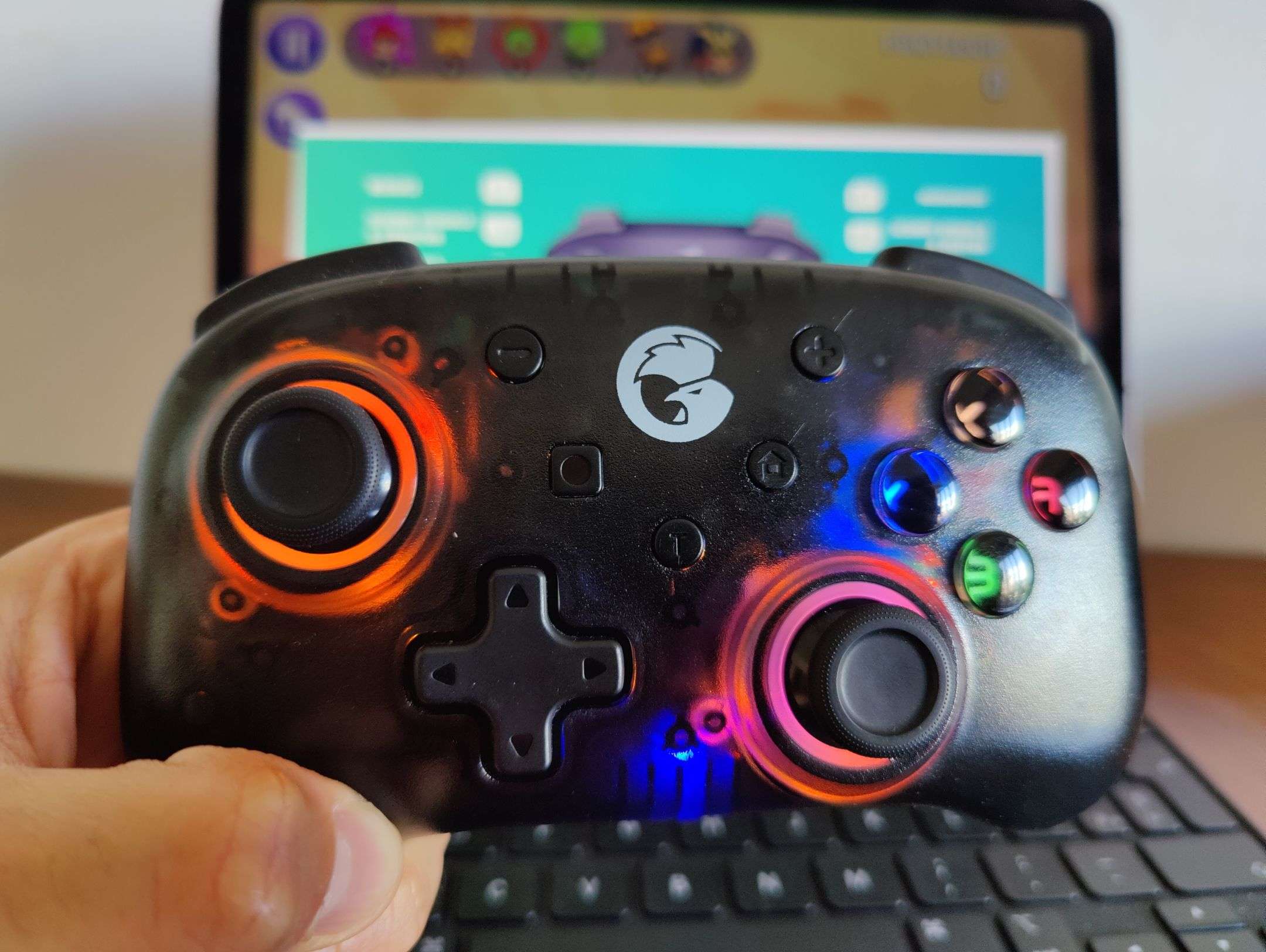 Questo controller funziona su Switch, Windows, iOS, Android ed è un affare