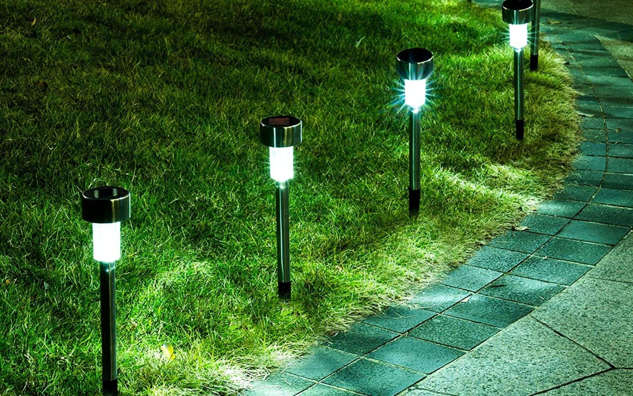 Luci Solari con paletto a 1,84€ e l'elettricità è GRATIS dal sole Luci Solari con paletto a 1,84€ e l'elettricità è GRATIS dal sole
