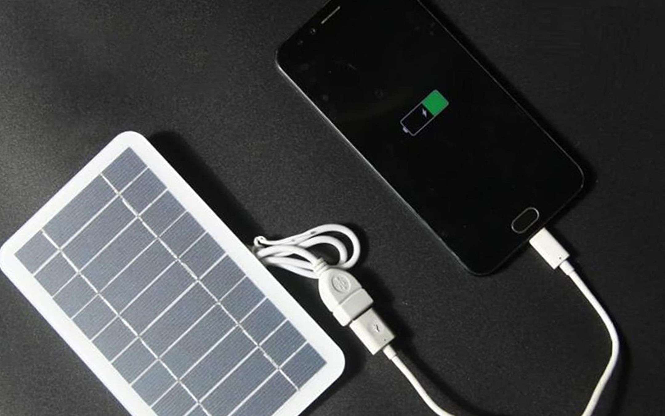Pannello solare USB a 10€: ricarichi lo smartphone dappertutto (-50%)
