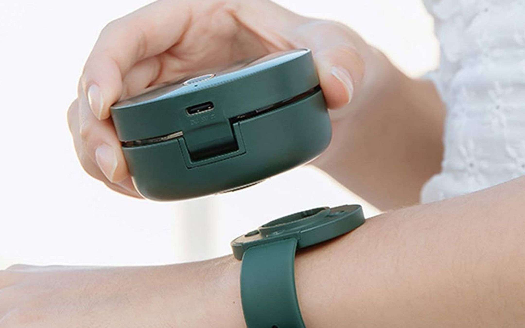 Amazon, il gadget ASSURDO del 26 maggio: il ventilatore da polso (5€) Amazon, il gadget ASSURDO del 26 maggio: il ventilatore da polso (5€)