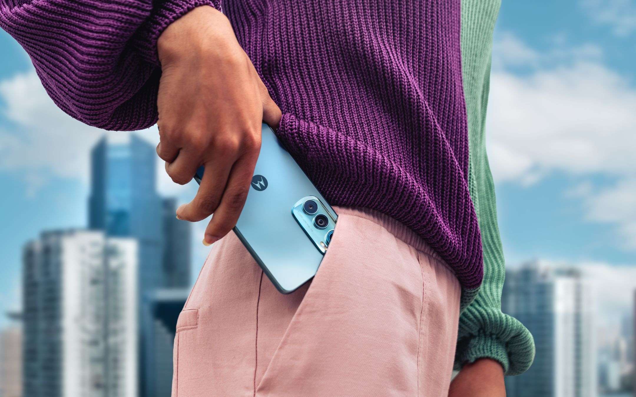 Motorola Edge 30 Ultra è dietro l'angolo: sarà il più POTENTE Motorola Edge 30 Ultra è dietro l'angolo: sarà il più POTENTE