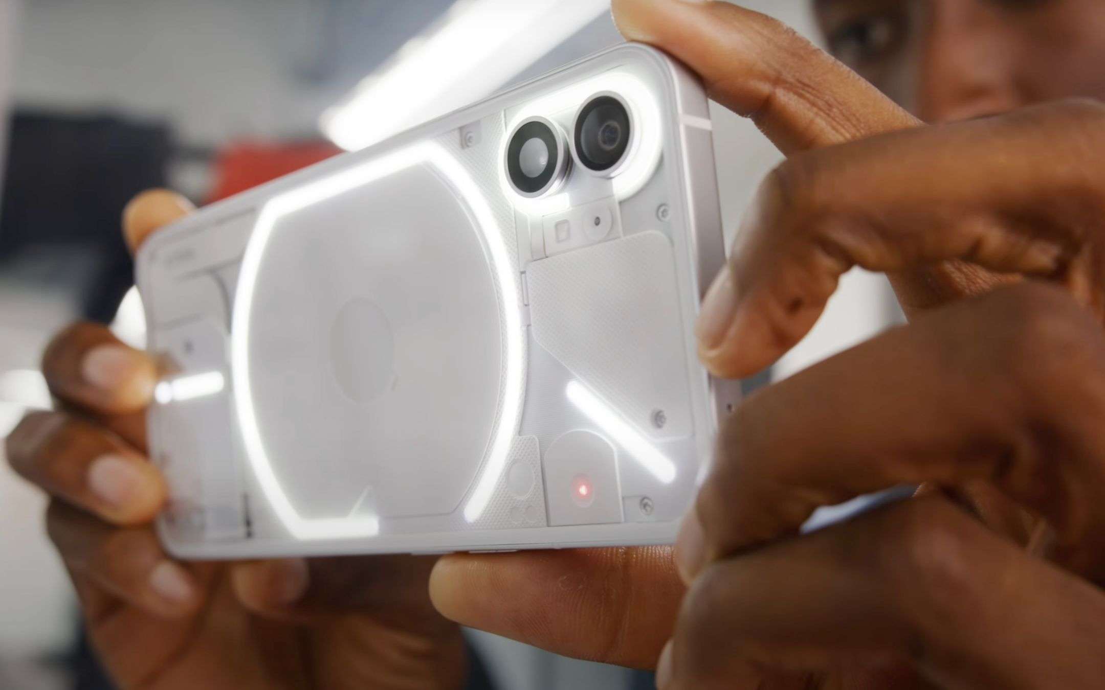 Nothing Phone (1) si mostra in un video ed è BELLISSIMO