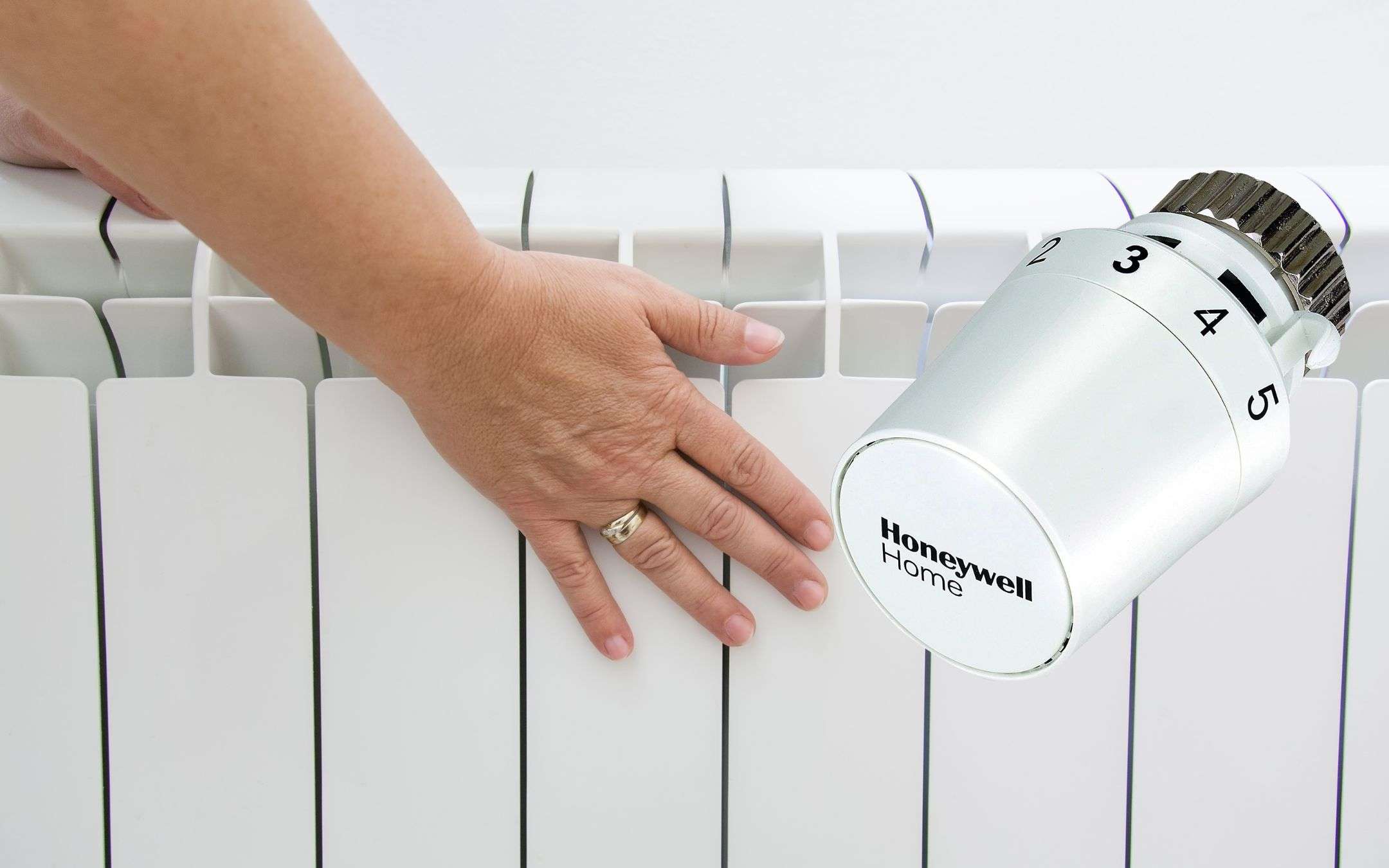 Valvola termostatica a 11€: regola bene i termosifoni e RISPARMIA