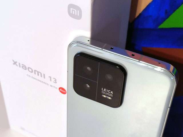 Lo smartphone Xiaomi 13 nella colorazione Flora Green