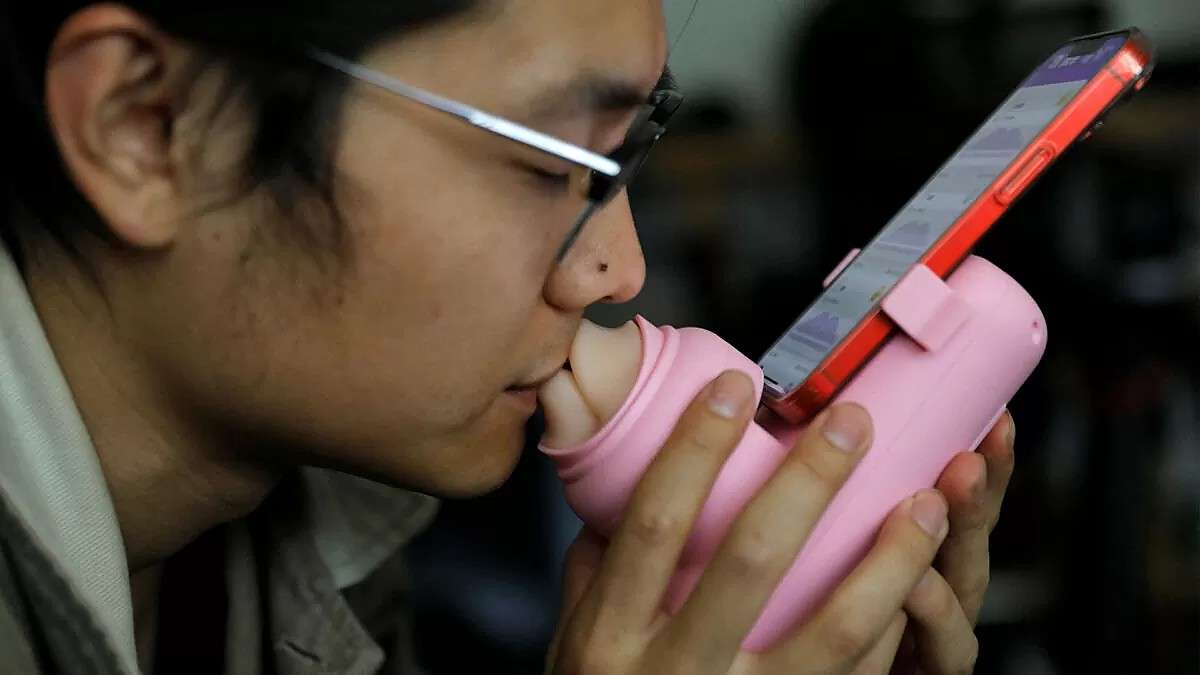 Spopola in Cina il gadget per smartphone per baciarsi a distanza Spopola in Cina il gadget per smartphone per baciarsi a distanza